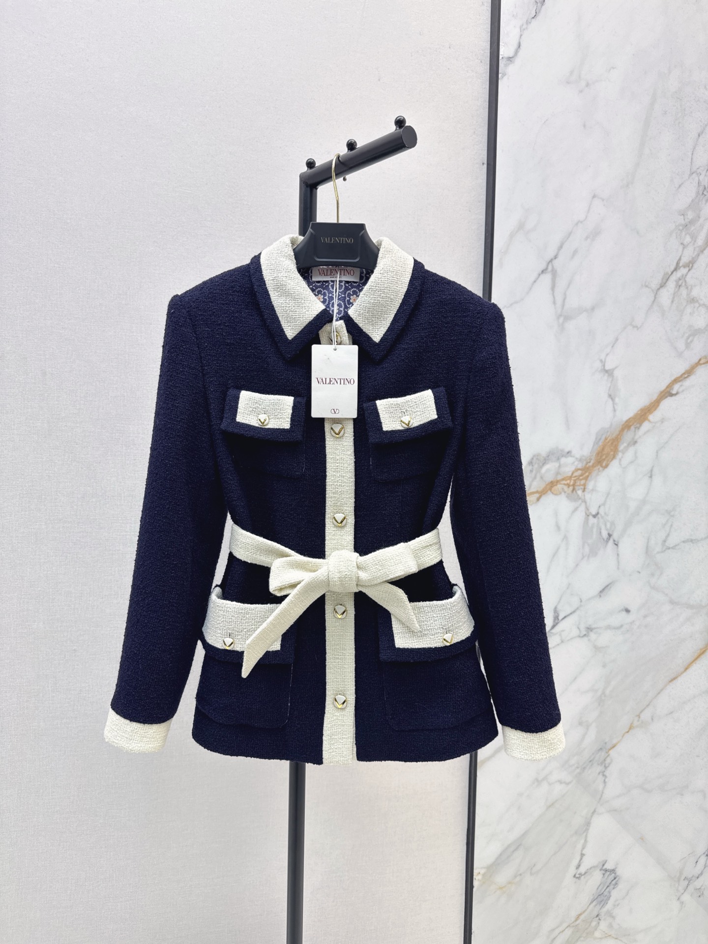 NO:533949,VLTN 25Ss———— The latest contrasting lapel four-pocket mid-length jacket in autumn and winter, fabric hardware developed by YB, mid-length H-style design + belt concave shape, the upper body has a layered look, contrasting collar edging, age-reducing temperament retro and fashionable, the classic style is versatile and not picky, full of atmosphere, and age-reducing sweet girl, one-color spot on sale, sml, jackets & coats, alexander wang19860909VLTN 25Ss——— 秋冬最新款撞色翻领四口袋中长款外套yb开发的面料五金 中长款H版型设计+腰带凹造型 上身就得显层次感 撞色包边收口 减龄气质复古又时髦 经典版型百搭不挑人 氛围感十足 又减龄甜美少女 一色现货发售sml,,jackets & coats,alexander wang,Women's clothing