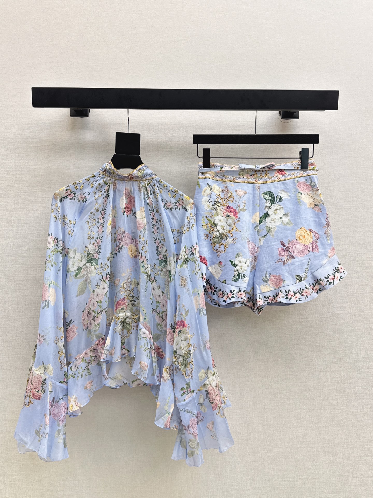 NO:534646,Zim 25Ss———The latest vacation series of early autumn romantic flower set floral shirt + bow belt decorative shorts Original custom heavy silk fabric, palace style, age-reducing girlish style, beautiful upper body, fairy-like, elegant white and rich beauty essential items, one color spot on sale smlxl, shorts, shirts, real silk, alexander wang19860909Zim 25Ss———早秋最新款度假系列浪漫花漾套装碎花衬衫+蝴蝶结腰带装饰短裤 原版定制重磅真丝面料 宫廷风减龄少女风 上身美的不要不要的 仙气优雅的白富美必备单品 一色现货发售smlxl 上,,shorts,shirts,real silk,alexander wang,Women's clothing