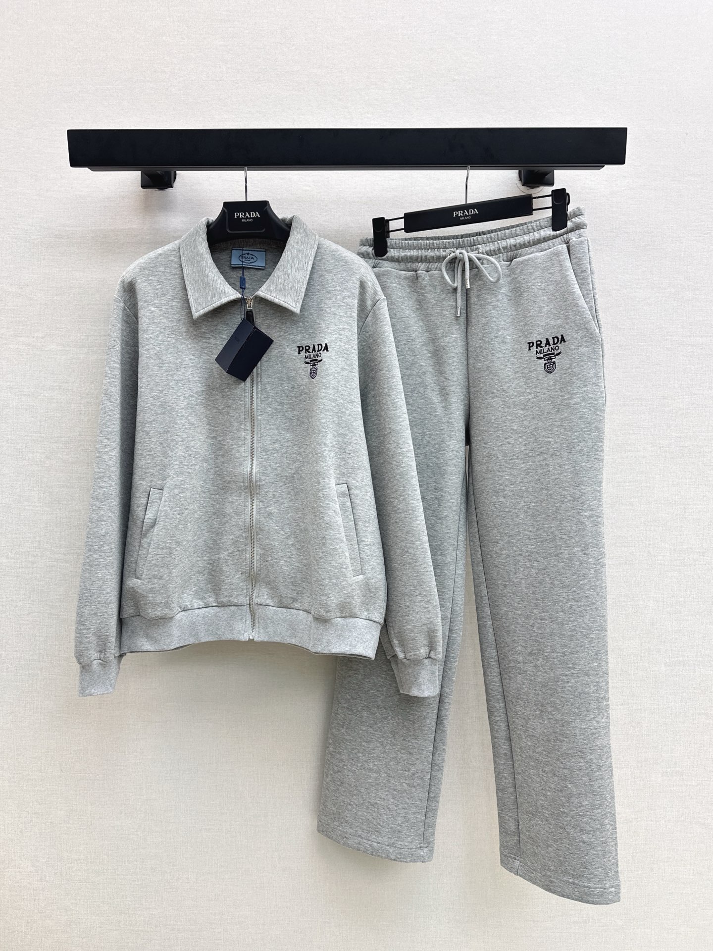 NO:534643,PD 25Ss———The latest handsome and fashionable suit in autumn and winter, embroidered letters, decorative lapel jacket + elastic waist trousers, customized twill cotton material, comfortable and smooth, fashionable outfit, comfortable and fashionable outfit, easy to control whether you travel or leisure and entertainment, one set, two colors are available in stock, sml, jackets & coats, alexander wang19860909PD 25Ss————秋冬最新款帅气时髦套装刺绣字母装饰翻领外套+松紧腰长裤 定制斜纹全棉材质 舒适垂顺 穿搭洋气 穿搭舒适时尚 无论日常出行还是休闲娱乐 都能轻松驾驭 一套出 两色现货发售sml,,jackets & coats,alexander wang,Women's clothing