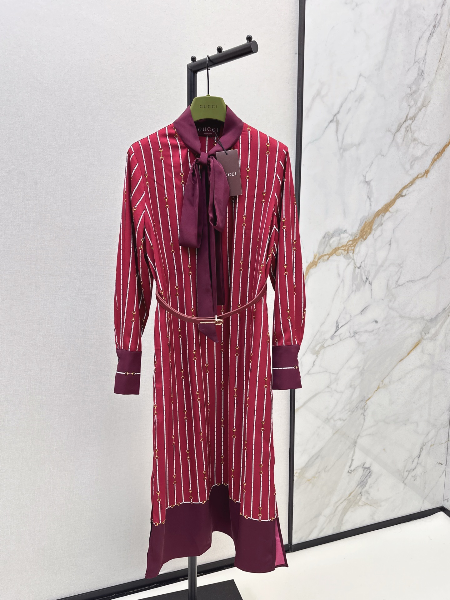 NO:534635,Gu 25Ss————The latest autumn and winter streamer belt long-sleeved dress with burgundy background is intertwined with exquisite stripes and metal chains. The neckline streamer adds a bit of softness. The belt around the waist outlines the elegant waistline. Design ingenious. Wear it, and you can show your aura in the workplace. You can also bring out a retro style at the banquet. One piece unlocks multiple styles. It is the texture responsibility of the wardrobe. One color is on sale in stock. Smlxl, skirts, alexander wang19860909Gu 25Ss————秋冬最新款飘带腰带长袖连衣裙 酒红底色交织着精致条纹与金属链饰 领口飘带添几分柔媚 腰间皮带勾勒优雅腰线 设计巧思 穿上它,于职场尽显干练气场 在宴会又能绽放复古风情 一件解锁多重风格 是衣橱里的质感担当 一色现货发售smlxl,,skirts,alexander wang,Women's clothing