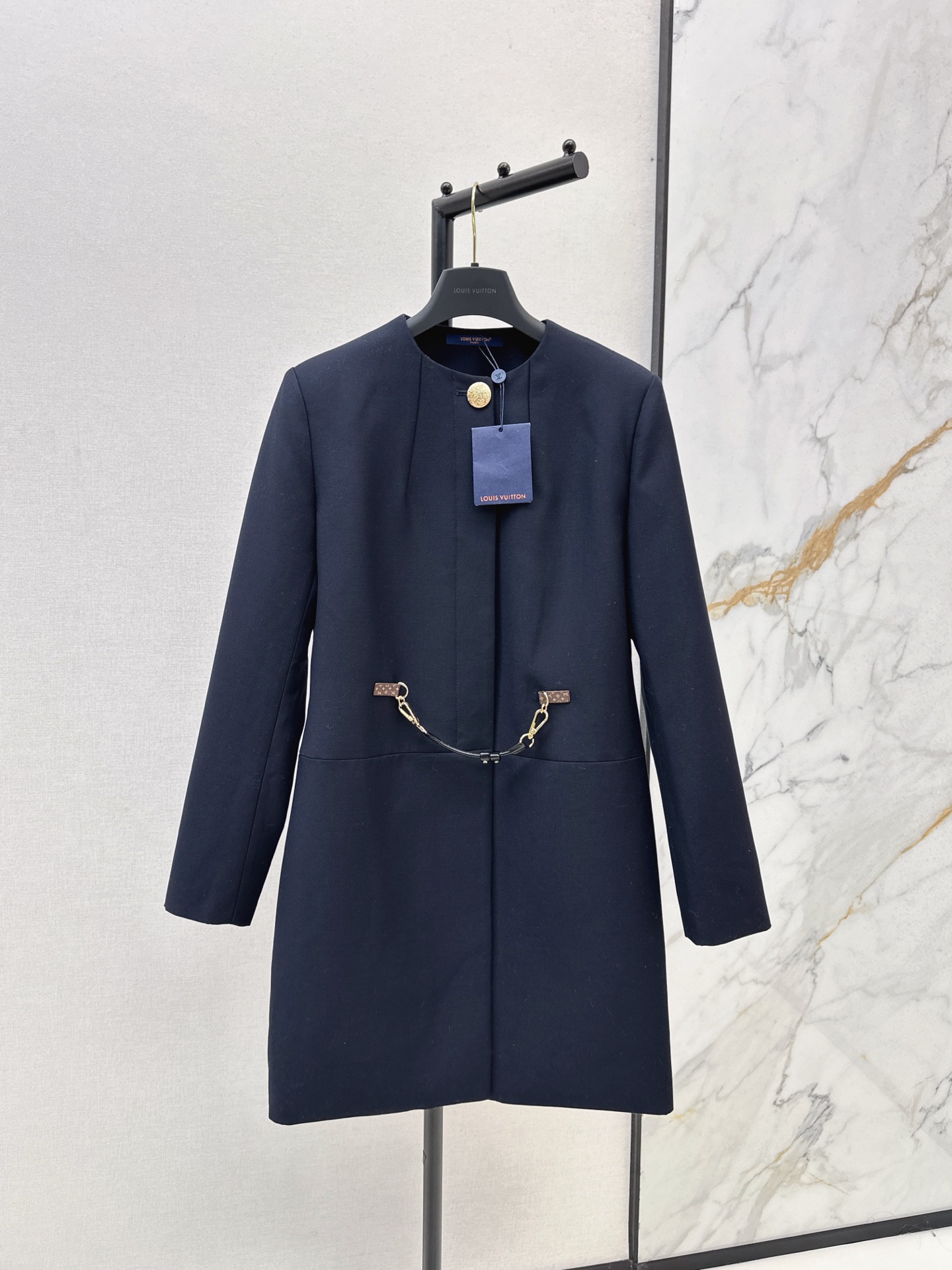 NO:534628,L Home 25Ss———The latest presbyterian leather buckle decoration navy blue mid-length jacket in autumn and winter. Presbyterian leather and metal chain decoration show exquisite style. The simple style is full of design in the details. Whether it is matched with skirts to create an elegant style or combined with pants to create a sense of ability, it can easily enhance the texture of the outfit. SMLXL is available in stock,,louis vuitton, skirts, jackets & coats,alexander wang19860909L家 25Ss————秋冬最新款老花皮扣装饰藏青色中长款外套 老花皮革与金属链条装饰尽显精致格调 简约版型却在细节处满是设计感 不管是搭配裙装打造优雅风 还是与裤装组合出干练感 都能轻松提升穿搭质感 一色现货发售smlxl,,louis vuitton,skirts,jackets & coats,alexander wang,Women's clothing