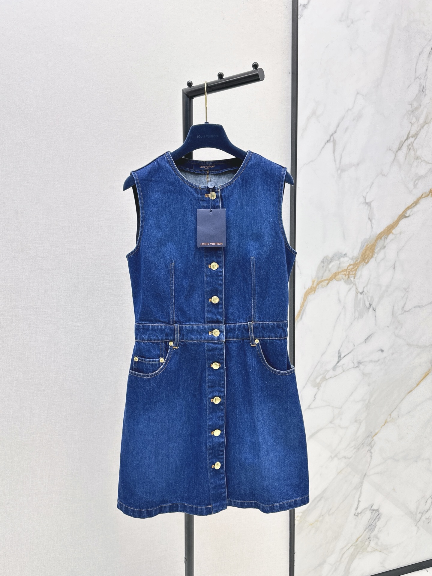 NO:534623,L Home 25Ss————The latest dark blue sleeveless denim dress in autumn and winter. A row of gold buttons is arranged vertically, neat and eye-catching. The waist design is cleverly slimming the waist to show off the figure. The retro feeling of denim and the exquisiteness of metal buttons can be worn alone in daily life. It can be worn casually with a jacket and unlock different styles. One color is available for sale in stock. Smlxl,,louis vuitton, skirts, jackets & coats,alexander wang19860909L家 25Ss————秋冬最新款深蓝色无袖牛仔连衣裙 一排金色纽扣纵向排列 利落又吸睛 腰间设计巧妙收腰显身材 牛仔的复古感与金属扣的精致感碰撞 日常可单穿随性自在 搭配外套又能解锁不同风格 一色现货发售smlxl,,louis vuitton,skirts,jackets & coats,alexander wang,Women's clothing