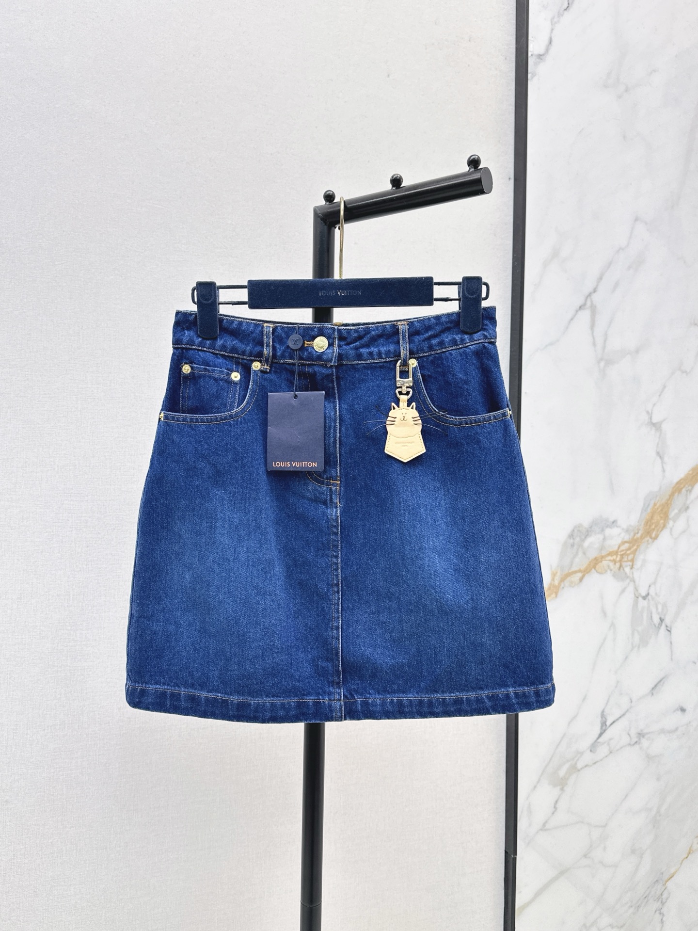 NO:534613,L Home 25Ss———The latest cat leather brand denim series of autumn and winter classic dark blue denim skirts. The style is neat and energetic. It is matched with exquisite metal buckles and cute cat hangings. The simple style instantly bursts out with playfulness. Whether it is matched with white T to create a fresh campus style or a light and mature charm with a shirt, it can be easily controlled. It is a timeless versatile king in the closet. One color is available for sale in stock. Smlxl, louis vuitton, skirts, shirts, alexander wang19860909L家 25Ss————秋冬最新款猫咪皮牌牛仔系列经典深蓝色牛仔短裙 版型利落又显活力 搭配精致金属扣与可爱猫咪挂饰 瞬间让简约款迸发俏皮感 不管是搭配白T打造清新校园风 还是与衬衫组合出轻熟韵味 都能轻松驾驭 是衣橱里永不过时的百搭王 一色现货发售smlxl,,louis vuitton,skirts,shirts,alexander wang,Women's clothing