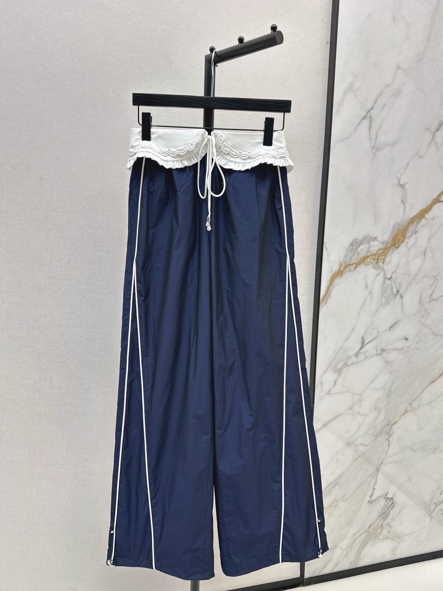 NO:534630,Fashionable design 25Ss———The latest style of the newest ruffled skirt with two-piece elastic waist wide-leg pants in autumn and winter. The contrasting color splicing of navy blue and milky white is very complicated. It can be casual and unique. Customized nylon material is comfortable and crisp, and it will not be invisible. Open the long legs password in one second. The combination of slack and fashionable feeling is a perfect girlish feeling, and it is full of vitality. One color is available for sale in stock. SML, skirts, alexander wang19860909时髦设计 25Ss————秋冬最新款荷叶边裙摆两件套松紧腰阔腿裤 藏青与奶白的撞色拼接出货非常繁琐 可休闲可个性超洋气 定制尼龙材质质感舒适挺括不会软榻无形 一秒开启长腿密码 松弛感和时髦感相结合 妥妥的少女感十分减龄 活力满满 一色现货发售sml,,skirts,alexander wang,Women's clothing