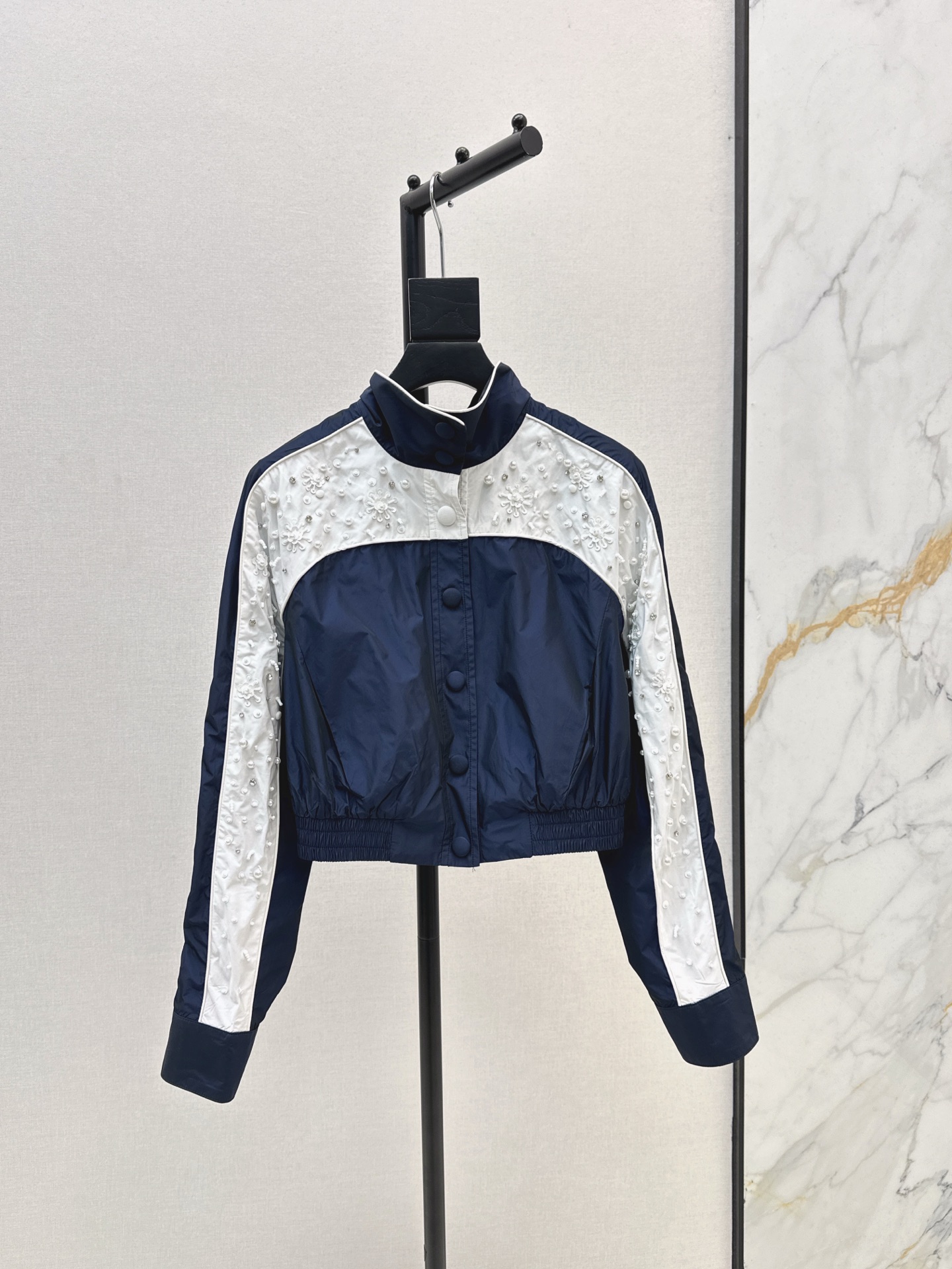 NO:534627,Fashionable design 25Ss————The latest color-blocked bow-nail beaded short jacket jacket with autumn and winter. The contrasting color splicing of navy blue and milky white. The pearl beads on the side of the sleeve are exquisitely decorated. The shipment is very complicated. The large bow design is quite recognizable. Super fashionable. Customized nylon material is comfortable. The girlish feels very age-reducing. Full of vitality. SML is available in stock,, jackets & coats, jackets & coats, alexander wang.19860909髦设计 25Ss————秋冬最新款拼色蝴蝶结钉珠短款夹克外套 藏青与奶白的撞色拼接 衣袖侧边的珍珠钉珠装饰精致十足 出货非常繁琐 大蝴蝶结设计相当有辨识度 超洋气 定制尼龙材质质感舒适 妥妥的少女感十分减龄 活力满满 一色现货发售sml,,jackets & coats,jackets & coats,alexander wang,Women's clothing