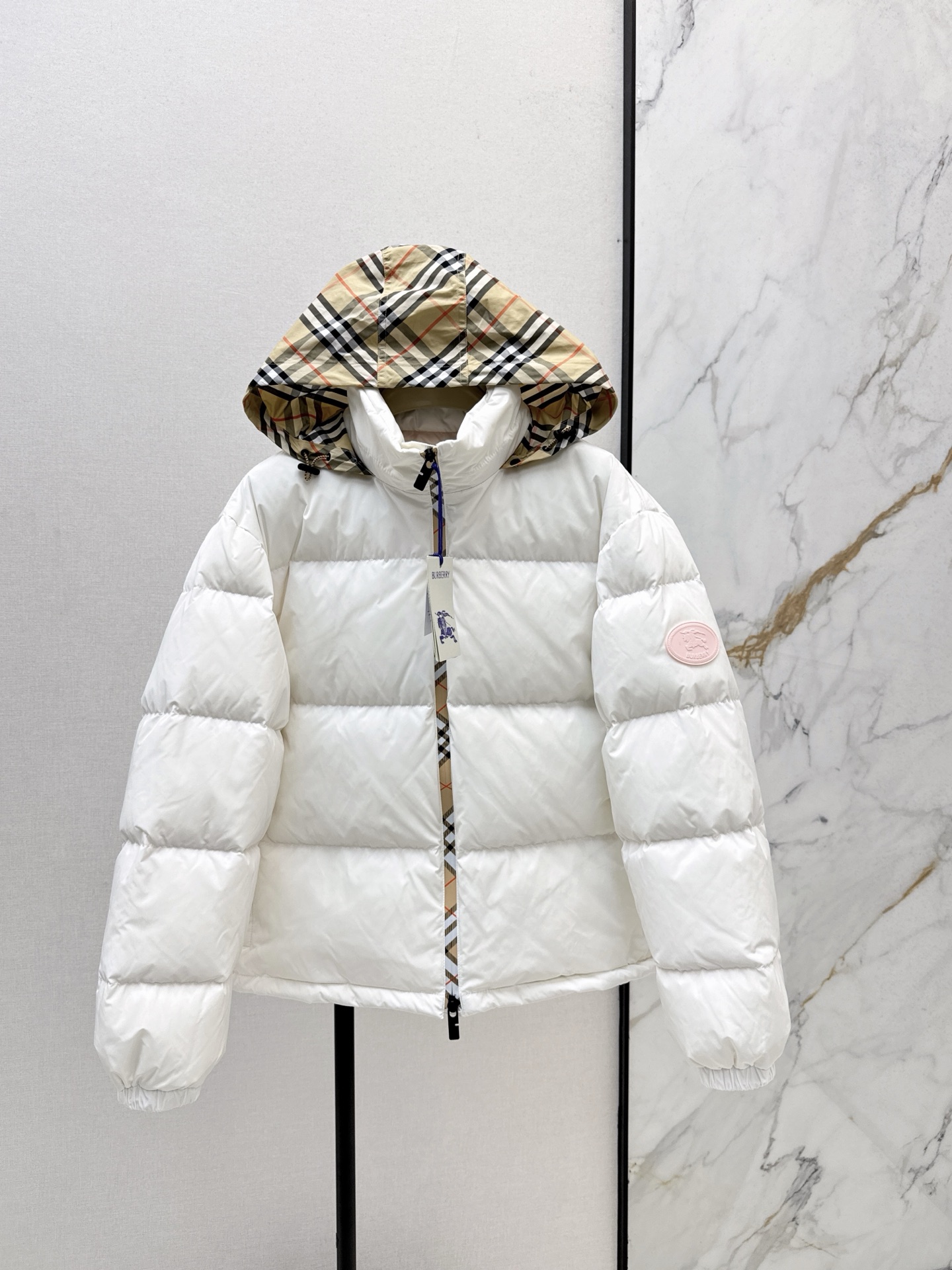 NO:534612,With dust bag Bur 25Ss———The latest Vintage plaid stand-up collar down jacket in autumn and winter. Wear more clothes. The plaid control must be high-end fashionable items. The three-dimensional tailoring lapel zipper is versatile and not picky. Warm and refuse to be bloated. National standard 90 white duck down filling. The imported fabric has a great texture. The imported machine sewing smooth line craftsmanship. The original hardware accessories are very important. The details are recommended. Two colors are available for sale in stock. Sml, burberry, down jacket, alexander wang.19860909配防尘袋Bur 25Ss———秋冬最新款Vintage格纹立领羽绒服 一衣多穿 格子控必入高级时髦单品 立体剪裁翻领拉链版型百搭不挑人 保暖拒绝臃肿 国标90白鸭绒填充 进口面料质感超赞 进口机缝制流畅线条工艺 原版五金配件 细节很加分 推荐两色现货发售 sml,,burberry,down jacket,alexander wang,Women's clothing