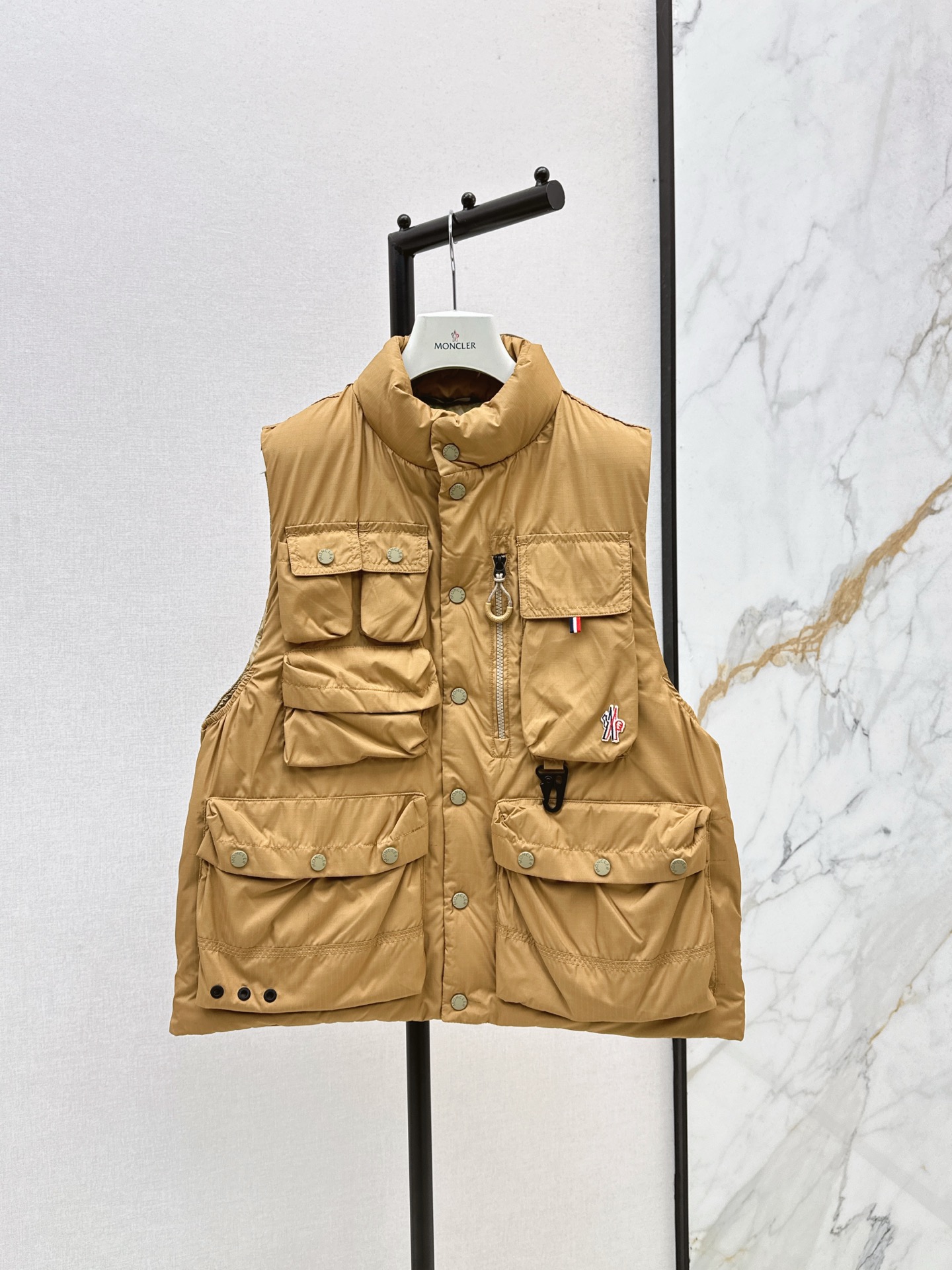 NO:534603,The same style as men and women Mc 25Ss———The latest autumn and winter multi-pocket ripped-proof outdoor stand collar down vest jacket fashionable matching items Customized waterproof fabric texture is excellent, youthful and full of workwear style, high-end age-reducing handsome girlish style, H-style casual matching is super fashionable, National standard 90 white goose down filling, lightweight, warm and comfortable, two colors are available in stock 1/2/3/4/5,, jackets & coats, down jacket, alexander wang19860909配防尘袋男女同款 Mc 25Ss————秋冬最新款多口袋防撕裂户外立领羽绒马甲外套时髦搭配单品 定制防水面料质感超赞 青春感拉满 工装风高级减龄帅气少女风 H版型随性搭配超时髦 国标90白鹅绒填充 轻盈保暖又舒适 两色现货发售1/2/3/4/5,,jackets & coats,down jacket,alexander wang,Women's clothing