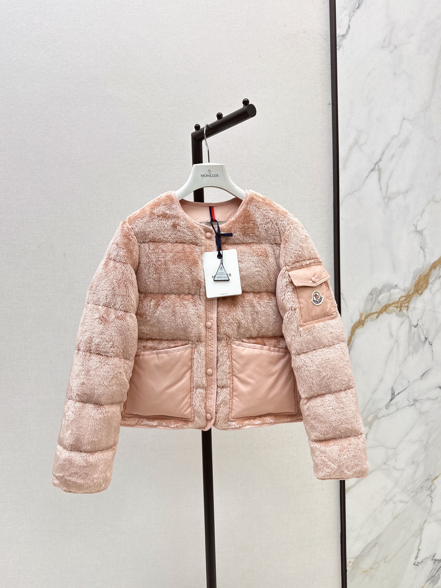 NO:534600,With dust bag Mc 25Ss———The latest round neck fluffy lamb-wool down jacket in autumn and winter. Customized environmentally friendly lamb-wool fabric soft and delicate. Age-reducing girl-style outfit. Imported machine pressing process three-dimensional tailoring. National standard 90 white duck down filling. Classic version of autumn and winter stacking. Versatile and handsome. Light and warm fabric. Imported machine gap. Original hardware accessories. Recommended three-color spot sale 0/1/2/3 0,,jackets & coats,down jacket,alexander wang.19860909配防尘袋Mc 25Ss————秋冬最新款圆领毛绒绒羊羔毛羽绒服外套 定制环保羊羔毛面料软糯细腻 减龄少女风穿搭 进口机压线工艺对条立体剪裁 国标90白鸭羽绒填充 经典版型演绎秋冬叠搭造型保暖神器 百搭又帅气 轻盈保暖面料 进口机缝隙 原版五金配件 推荐三色现货发售 0/1/2/3 0,,jackets & coats,down jacket,alexander wang,Women's clothing