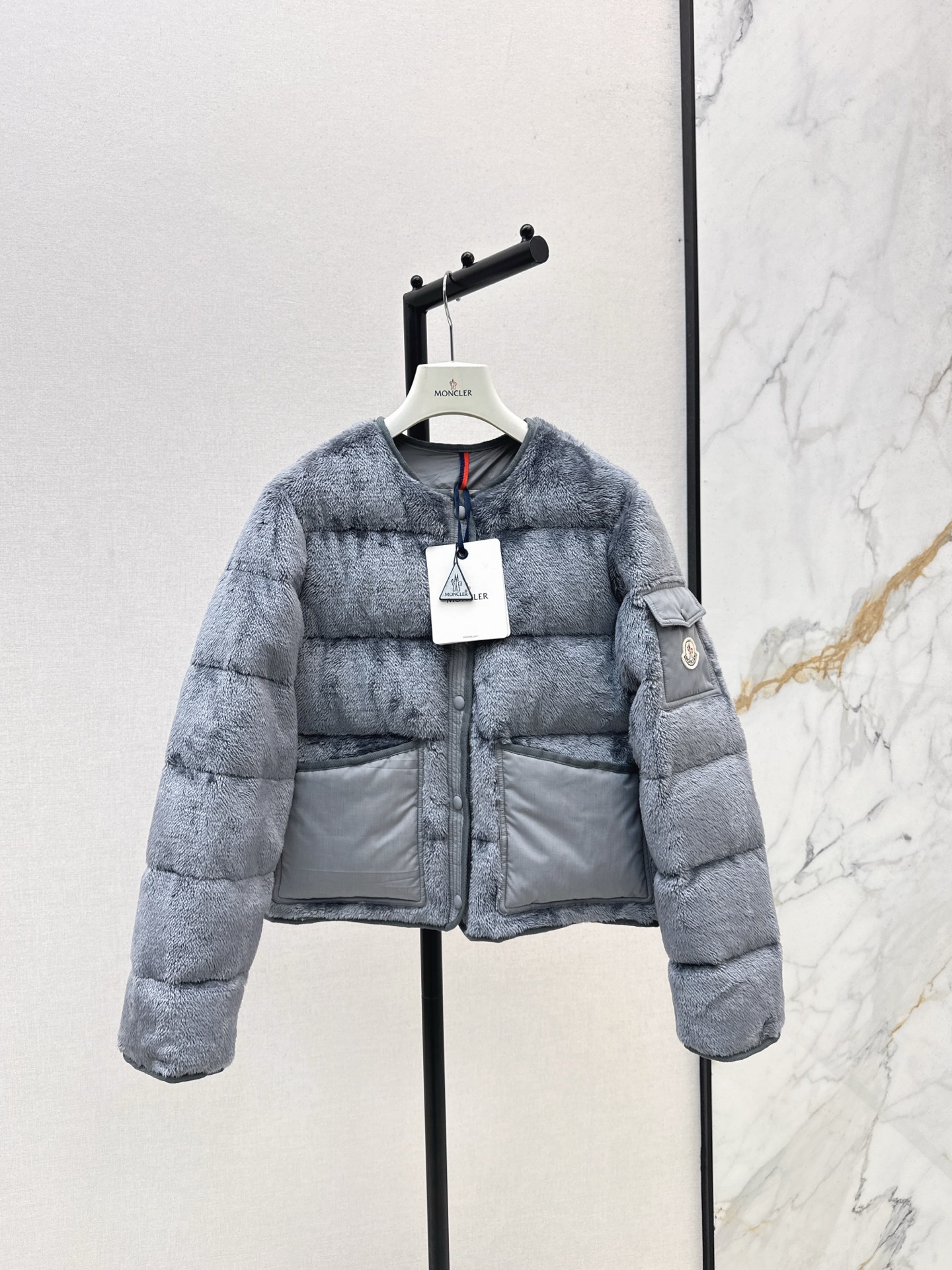 NO:534596,With dust bag Mc 25Ss———The latest round neck fluffy lamb-wool down jacket in autumn and winter. Customized environmentally friendly lamb-wool fabric soft and delicate. Age-reducing girl-style outfit. Imported machine pressing process three-dimensional tailoring. National standard 90 white duck down filling. Classic version of autumn and winter stacking. Versatile and handsome. Light and warm fabric. Imported machine gap. Original hardware accessories. Recommended three-color spot sale. 0/1/2/3,,jackets & coats,down jacket,alexander wang.19860909配防尘袋Mc 25Ss————秋冬最新款圆领毛绒绒羊羔毛羽绒服外套 定制环保羊羔毛面料软糯细腻 减龄少女风穿搭 进口机压线工艺对条立体剪裁 国标90白鸭羽绒填充 经典版型演绎秋冬叠搭造型保暖神器 百搭又帅气 轻盈保暖面料 进口机缝隙 原版五金配件 推荐三色现货发售 0/1/2/3,,jackets & coats,down jacket,alexander wang,Women's clothing