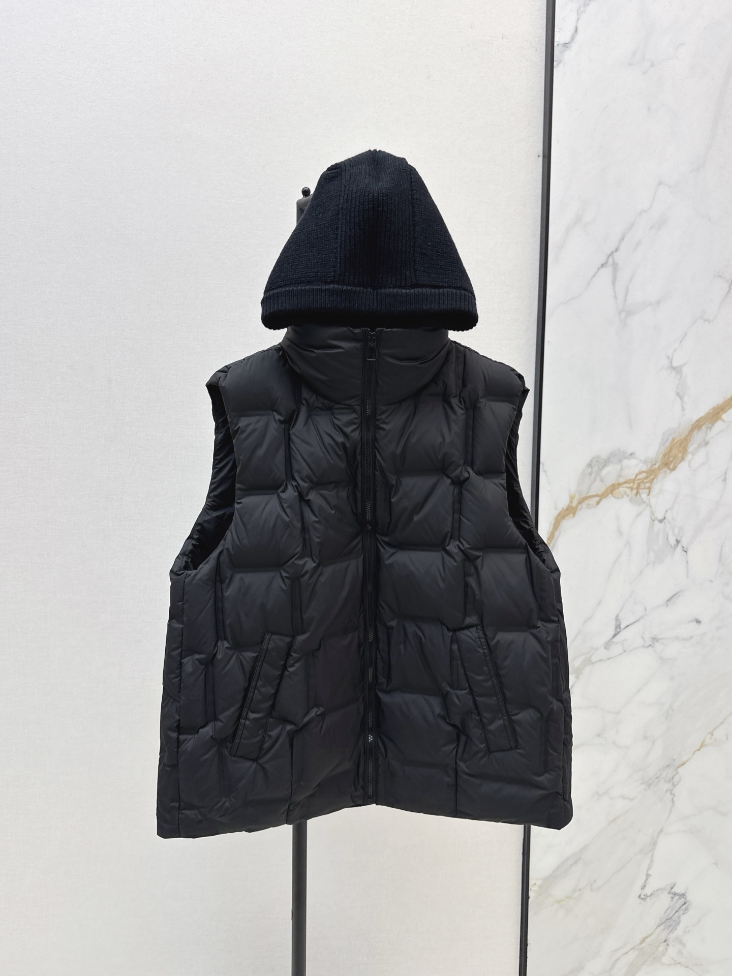 NO:534592,Minimalist style outfit with dust bag Max 25Ss————The latest style of styling and detachable knitted hat and thin down vest in autumn and winter. An inner artifact for winter. The classic style of vest line shape quilting, soft and versatile outline, age-reducing and fashionable. Original custom national standard 90 white duck down filling. Imported light memory silk fabric with breathable and light texture. Imported machine sewing line craftsmanship. The upper body is clean and handsome. Three colors are available for sale in stock. Smlxl, down jacket, hats, alexander wang.19860909配防尘袋极简风穿搭 Max 25Ss————秋冬最新款拼接可拆卸针织帽轻薄羽绒马甲 冬天的内搭神器早秋必备单品 马甲线形状绗缝经典版型设计柔美轮廓百搭不挑人 减龄又时髦 原版定制国标90白鸭绒填充 进口轻盈记忆丝面料质感透气轻便 进口机缝制线条工艺 上身干净帅气 三色现货发售smlxl,,down jacket,hats,alexander wang,Women's clothing