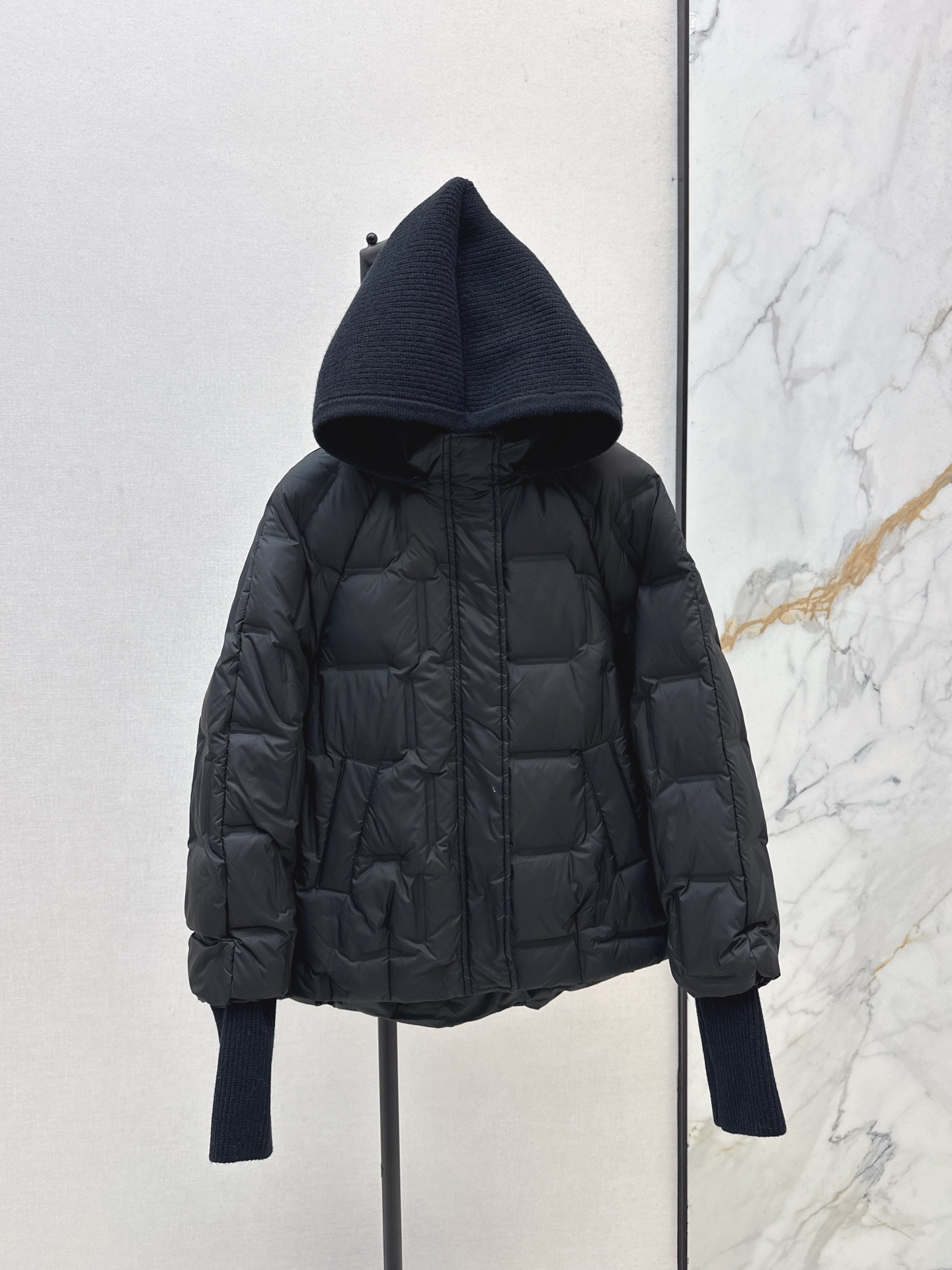 NO:534587,Minimalist style outfit with dust bag Max 25Ss————The latest style of styling and detachable knitted hat, thin down jacket, winter inner wear artifact, early autumn must-have items, vest line shape, quilting, classic style design, soft and versatile, age-reducing and fashionable, original customized national standard 90 white duck down filling, imported light memory silk fabric texture breathable and lightweight, imported machine sewing line craftsmanship, upper body clean and handsome, three colors are available in stock smlxl,, jackets & coats, down jacket, hats, alexander wang19860909配防尘袋极简风穿搭 Max 25Ss————秋冬最新款拼接可拆卸针织帽轻薄羽绒外套冬天的内搭神器早秋必备单品 马甲线形状绗缝经典版型设计柔美轮廓百搭不挑人 减龄又时髦 原版定制国标90白鸭绒填充 进口轻盈记忆丝面料质感透气轻便 进口机缝制线条工艺 上身干净帅气 三色现货发售smlxl,,jackets & coats,down jacket,hats,alexander wang,Women's clothing