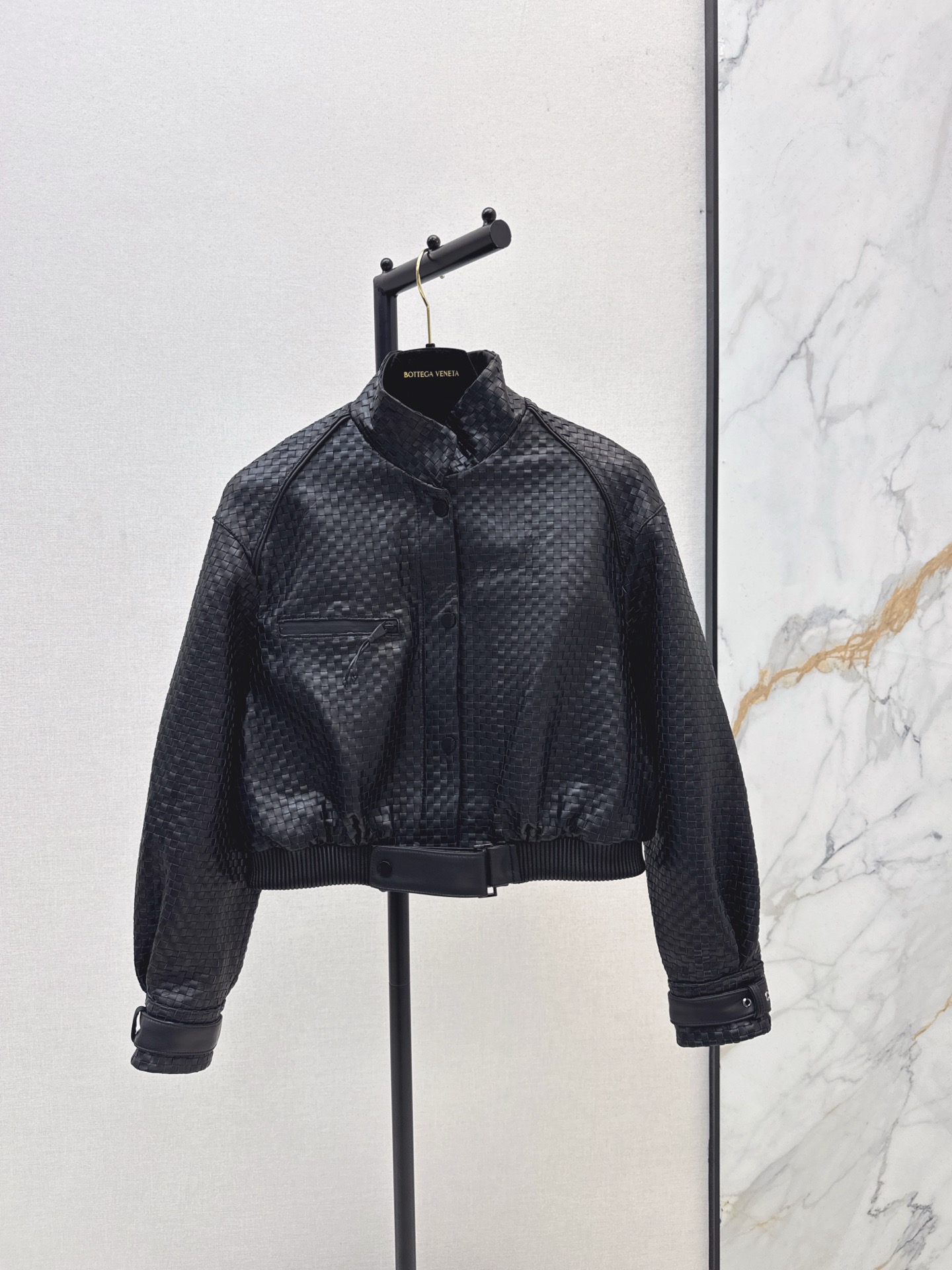 NO:534584,The latest style of flower braiding craftsmanship in early spring, retro modern and fashionable essential leather jacket overzise silhouette jacket imported 100% lambskin weaving craftsmanship, leather feels oily, soft and delicate, retro American Academy style classic design, super love, A, cool and casual lazy style, fashionable and high-quality, perfect style, upper body, A and cool, three-color spot on sale sml,,bottega veneta, jackets & coats, jackets & coats, leather jacket, sheepskin, alexander wang19860909配防尘袋重磅推出 ～BV 25Ss————早春最新款编花工艺复古摩登时髦精必备皮衣外套overzise廓形夹克版型 进口百分百小羊皮编织工艺 皮质肉感油润柔软又细腻 复古美式学院风经典设计超级大爱 又A又飒随性的慵懒风 气质时髦又高级 完美版型上身又A又飒 三色现货发售sml,,bottega veneta,jackets & coats,jackets & coats,leather jacket,sheepskin,alexander wang,Women's clothing