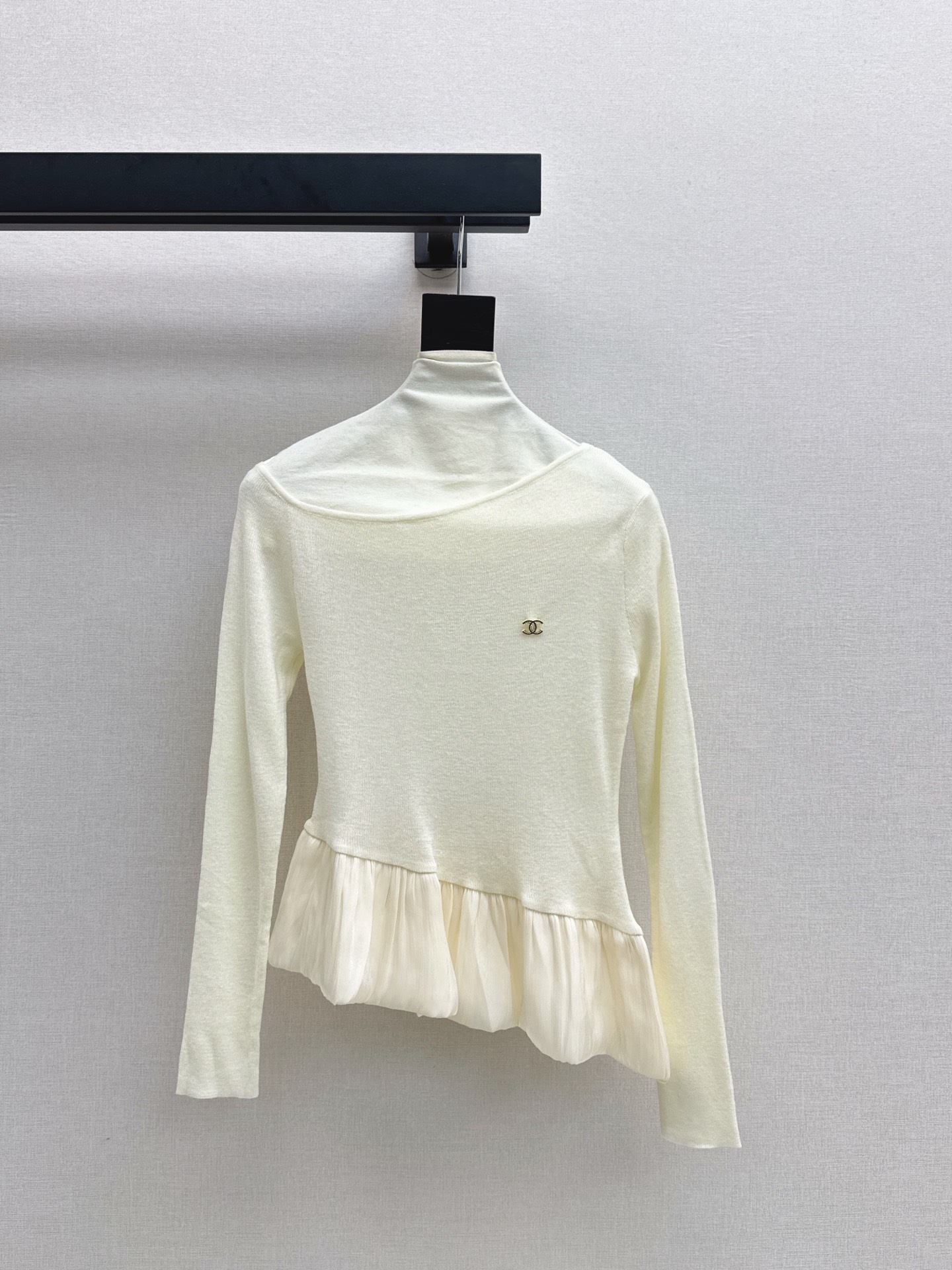 NO:534572,Pure style outfit C home 25Ss———The latest one-length collar design and splicing method for autumn and winter, a must-have for everyday style, various good matches, wool knitted yarn fabric, very soft and comfortable, classic logo brooch, highlights but not too eye-catching, two colors are available for sale in stock, sml, chanel, brooch, breastpin, alexander wang19860909纯欲风穿搭 C家 25Ss————秋冬最新款一字领设计拼接做法打底衫 日常必备款 各种好穿好搭配 采用羊毛针织纱线面料 十分软糯贴身舒适 经典logo胸针加持 有亮点又不过分吸睛 两色现货发售sml,,chanel,brooch，breastpin,alexander wang,Women's clothing