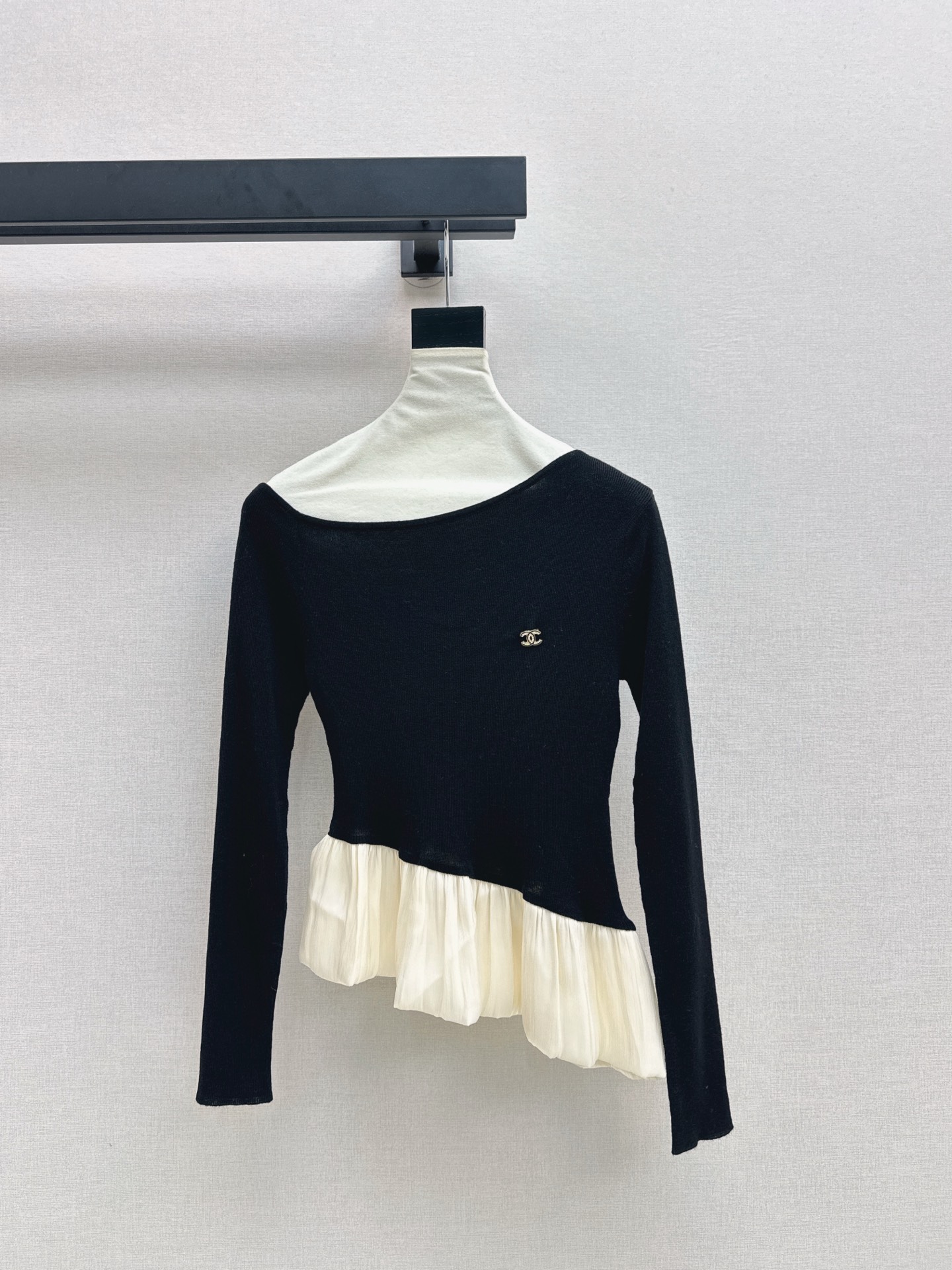 NO:534568,Pure style outfit C home 25Ss———The latest one-length collar design and splicing method for autumn and winter, a must-have for everyday style, various good matches, wool knitted yarn fabric, very soft and comfortable, classic logo brooch, highlights but not too eye-catching, two colors are available for sale in stock, sml, chanel, brooch, breastpin, alexander wang19860909纯欲风穿搭 C家 25Ss————秋冬最新款一字领设计拼接做法打底衫 日常必备款 各种好穿好搭配 采用羊毛针织纱线面料 十分软糯贴身舒适 经典logo胸针加持 有亮点又不过分吸睛 两色现货发售sml,,chanel,brooch，breastpin,alexander wang,Women's clothing