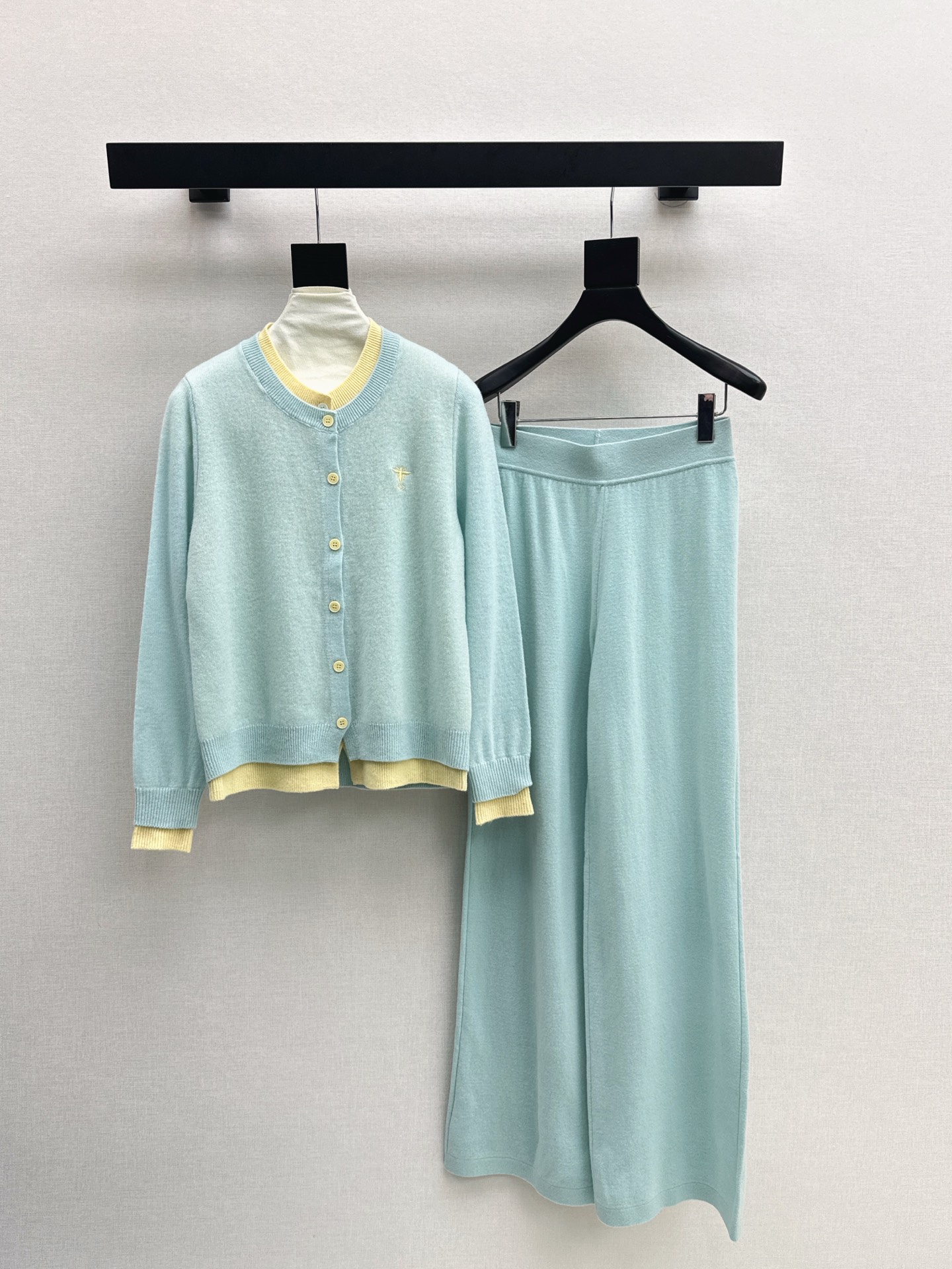 NO:534595,Exclusive CD 25Ss———The latest knitted suit for early autumn. Contrasting color method. Two-piece knitted cardigan + elastic waist straight pants. Exquisite beauty. The overall feeling is particularly simple and elegant. A set of combination gives you a gentle, beautiful and charming feeling. The color and style are impeccable. A must-have set of lazy people looks good no matter how you match it. The fabric is of a unique texture. It uses customized wool fabric. The details are very good. One set is released. Four colors are on sale in stock. Alexander wang.19860909独家款 CD 25Ss———早秋最新款针织套装 撞色做法假两件针织开衫+松紧腰直筒裤 精致美感 整体给人感觉特别的简约大气 一套搭配起来给你人一种温柔美丽动人的感觉 颜色跟版型都无可挑剔 懒人必备一套怎么搭都好看 面料质感一绝 采用的是定制羊毛面料 细节很到位 一套出 四色现货发售sml,,alexander wang,Women's clothing