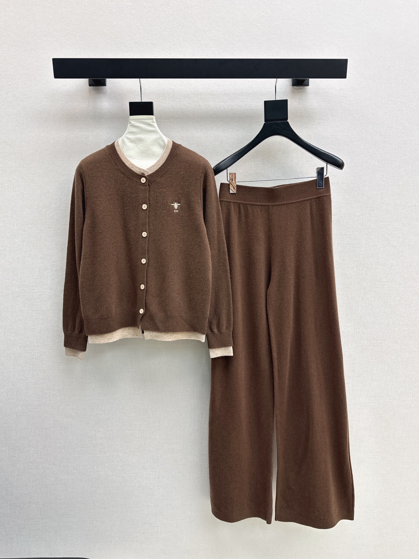 NO:534591,Exclusive CD 25Ss———The latest knitted suit for early autumn. Contrasting color method. Two-piece knitted cardigan + elastic waist straight pants. Exquisite beauty. The overall feeling is particularly simple and elegant. A set of combination gives you a gentle, beautiful and charming feeling. The color and style are impeccable. A must-have set of lazy people looks good no matter how you match it. The fabric is of a unique texture. It uses customized wool fabric. The details are very good. One set is released. Four colors are on sale in stock. Alexander wang.19860909独家款 CD 25Ss———早秋最新款针织套装 撞色做法假两件针织开衫+松紧腰直筒裤 精致美感 整体给人感觉特别的简约大气 一套搭配起来给你人一种温柔美丽动人的感觉 颜色跟版型都无可挑剔 懒人必备一套怎么搭都好看 面料质感一绝 采用的是定制羊毛面料 细节很到位 一套出 四色现货发售sml,,alexander wang,Women's clothing