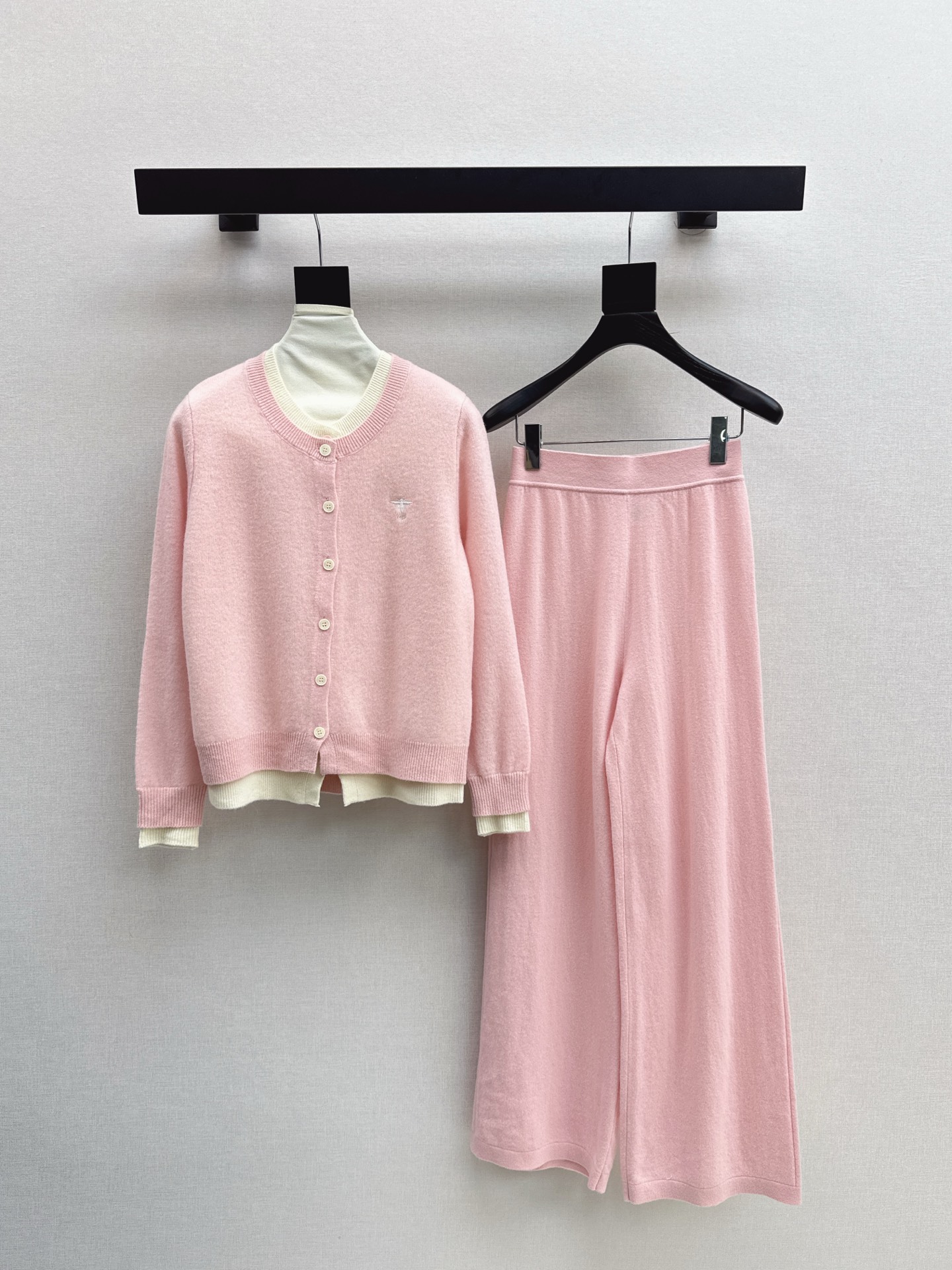 NO:534586,Exclusive CD 25Ss———The latest knitted suit for early autumn. Contrasting color method. Two-piece knitted cardigan + elastic waist straight pants. Exquisite beauty. The overall feeling is particularly simple and elegant. A set of combination gives you a gentle, beautiful and charming feeling. The color and style are impeccable. A must-have set of lazy people looks good no matter how you match it. The fabric is of a unique texture. It uses customized wool fabric. The details are very good. One set is released. Four colors are on sale in stock. Alexander wang.19860909独家款 CD 25Ss———早秋最新款针织套装 撞色做法假两件针织开衫+松紧腰直筒裤 精致美感 整体给人感觉特别的简约大气 一套搭配起来给你人一种温柔美丽动人的感觉 颜色跟版型都无可挑剔 懒人必备一套怎么搭都好看 面料质感一绝 采用的是定制羊毛面料 细节很到位 一套出 四色现货发售sml,,alexander wang,Women's clothing