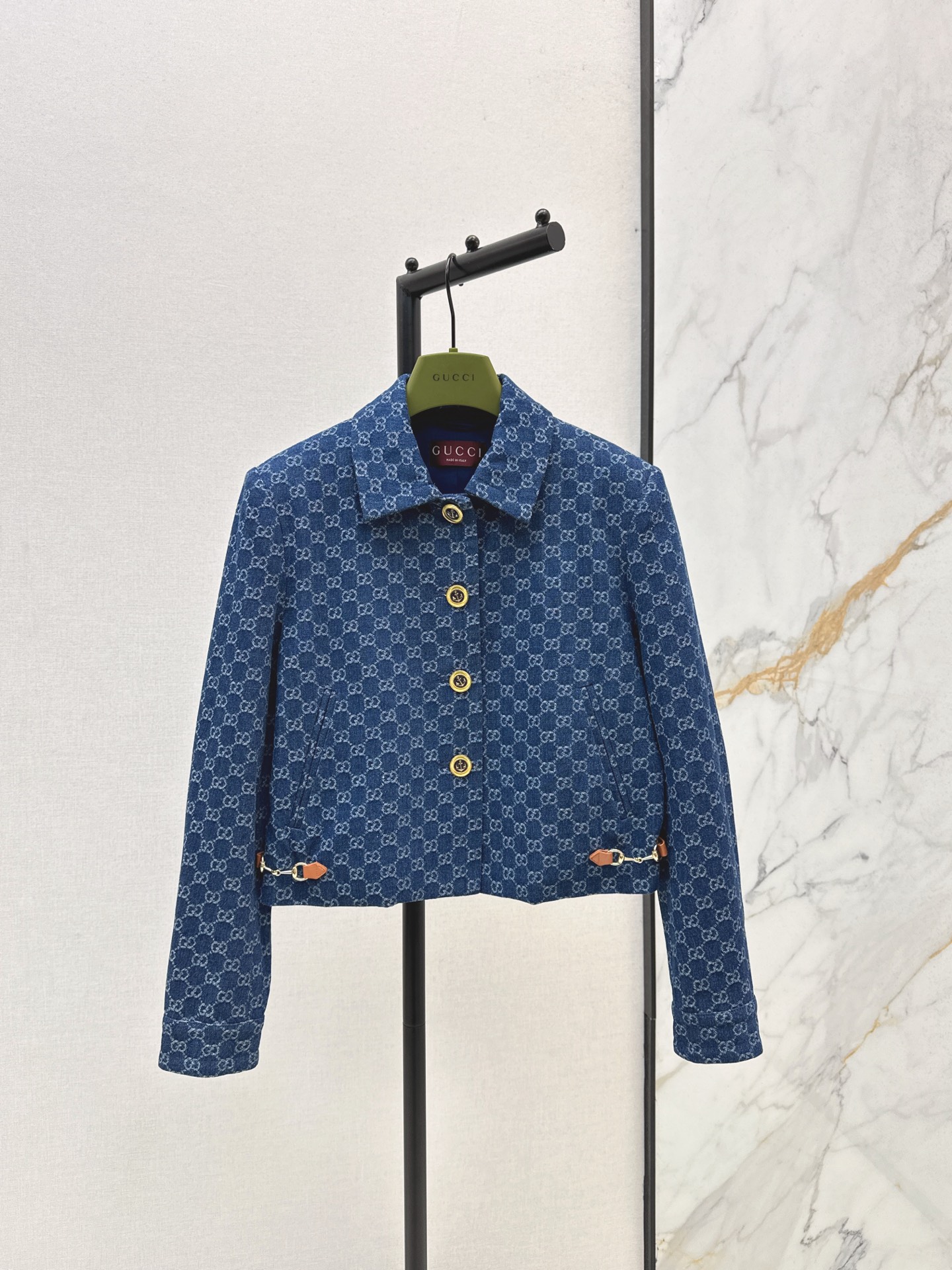 NO:535325,Gu 25Ss———The latest classic logo jacquard denim jacket in autumn and winter is super fashionable and new denim jeans. The fermented wash is unique to the upper body, cool and cool. It uses customized high-quality twill cotton-washed denim fabric. The texture is delicate and cotton-like. It has a soft and soft texture. The classic color that is not picky about people is super beautiful. The details are super good. The one-color is available for sale in stock. SML, Jackets & coats, alexander wang19860909Gu 25Ss————秋冬最新款经典logo提花牛仔外套超时髦新款丹宁牛仔 酵洗个性色调上身又酷又飒爽 采用定制高品质斜纹棉质水洗牛仔面料 纹理细腻棉感自然 既有筋骨感又不失柔软 酵洗色不挑人的经典色超级漂亮 细节做工超级好 一色现货发售sml,,jackets & coats,alexander wang,Women's clothing