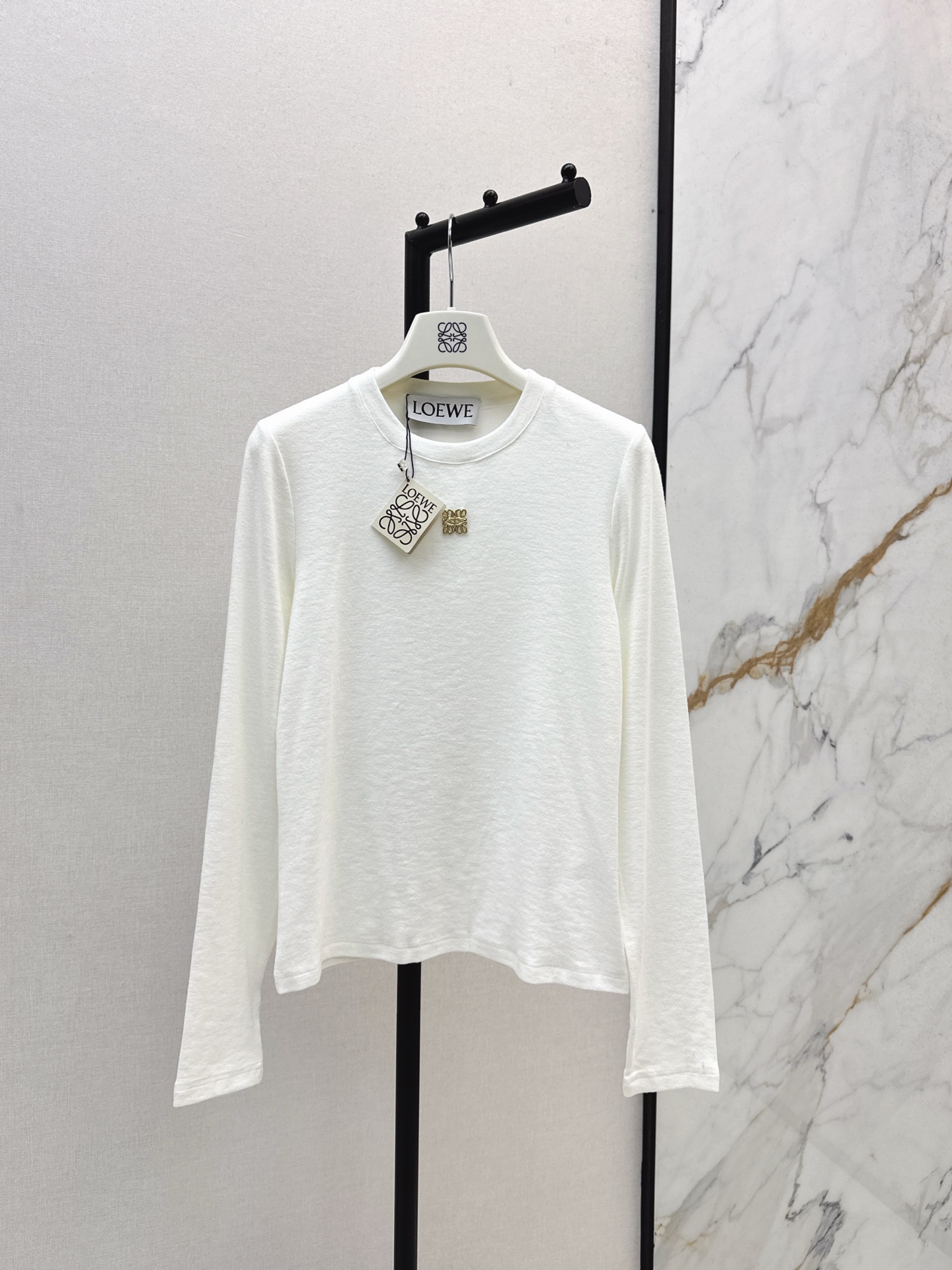 NO:535323,Loe 25Ss———The latest hardware decorative basic round neck base shirt in autumn and winter. Pure cotton fabric texture is comfortable and elastic. Slim round neck base cut. The three-dimensional metal totem logo is embellished in the center of the chest to highlight the brand style. It has a strong elastic and close feeling, visually narrow and lengthened. Slim fit and slim look. It is very fashionable and stylish when wearing the inner wear. Two colors are available in stock. sml, loewe, alexander wang19860909Loe 25Ss———秋冬最新款五金装饰基础款圆领打底衫 纯棉面料质感舒适弹力十足 修身圆领打底裁剪 胸口居中位置点缀立体金属图腾徽标 凸显品牌格调 弹性贴身感十足,视觉收窄拉长 修身显瘦 单穿内搭都出彩时髦 两色现货发售sml,,loewe,alexander wang,Women's clothing