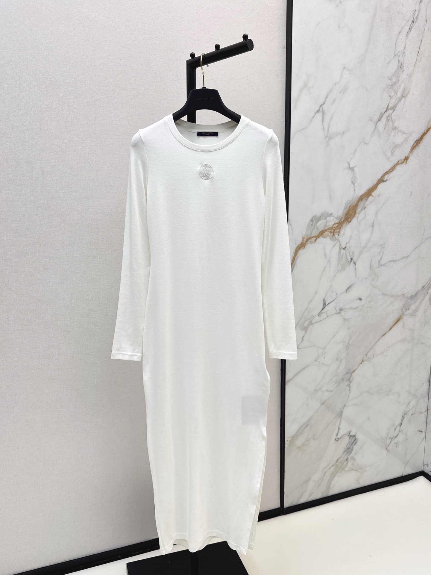 NO:535319,L Home 25Ss———The latest slim logo base dress with autumn and winter, customized cotton material, comfortable and elastic texture, slim round neck base dress cut, three-dimensional letter logo sewn in the center of the chest, full of elasticity and closeness, visual narrowing and lengthening, slim fit and slim look, single wear inner wear is brilliant and fashionable, three-color spot on sale, sml, louis vuitton, skirts, alexander wang19860909L家 25Ss———秋冬最新款修身徽标打底连衣裙定制全棉材质 质感舒适弹力十足 修身圆领打底连衣裙裁剪 胸口居中位置缝制立体字母徽标 弹性贴身感十足 视觉收窄拉长 修身显瘦 单穿内搭都出彩时髦 三色现货发售sml,,louis vuitton,skirts,alexander wang,Women's clothing