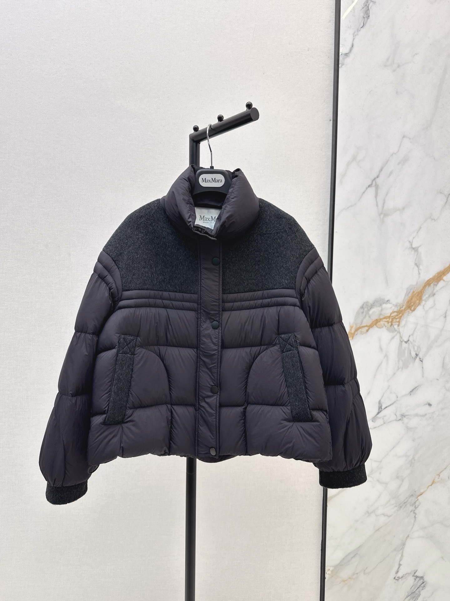 NO:535326,With dust bag Max 25Ss———The latest double-sided cashmere splicing short down jacket in autumn and winter, classic H loose style, three-dimensional cut, elegant and intellectual style, national standard 90 white goose down velvet filling, luxurious and high-end splicing design, fixed-spoke double-sided cashmere wool fabric soft and delicate, loose style lazy and casual, perfect tailoring and versatile body look slim and tall, imported fabric texture stands upright and stylish, perfect workmanship quality depends on details, recommended three-color spot sale sml,, jackets & coats, down jacket, alexander wang19860909配防尘袋Max 25Ss———秋冬最新款双面羊绒拼接短款羽绒服外套经典H宽松版型 立体裁剪优雅知性风 国标90白鹅绒填充 拼接设计奢华又高级 定纺双面羊绒羊毛面料柔软细腻 宽松版型慵懒随性 完美剪裁百搭上身显瘦又高挑 进口面料质感立挺有型 完美做工品质看细节 推荐三色现货发售sml,,jackets & coats,down jacket,alexander wang,Women's clothing