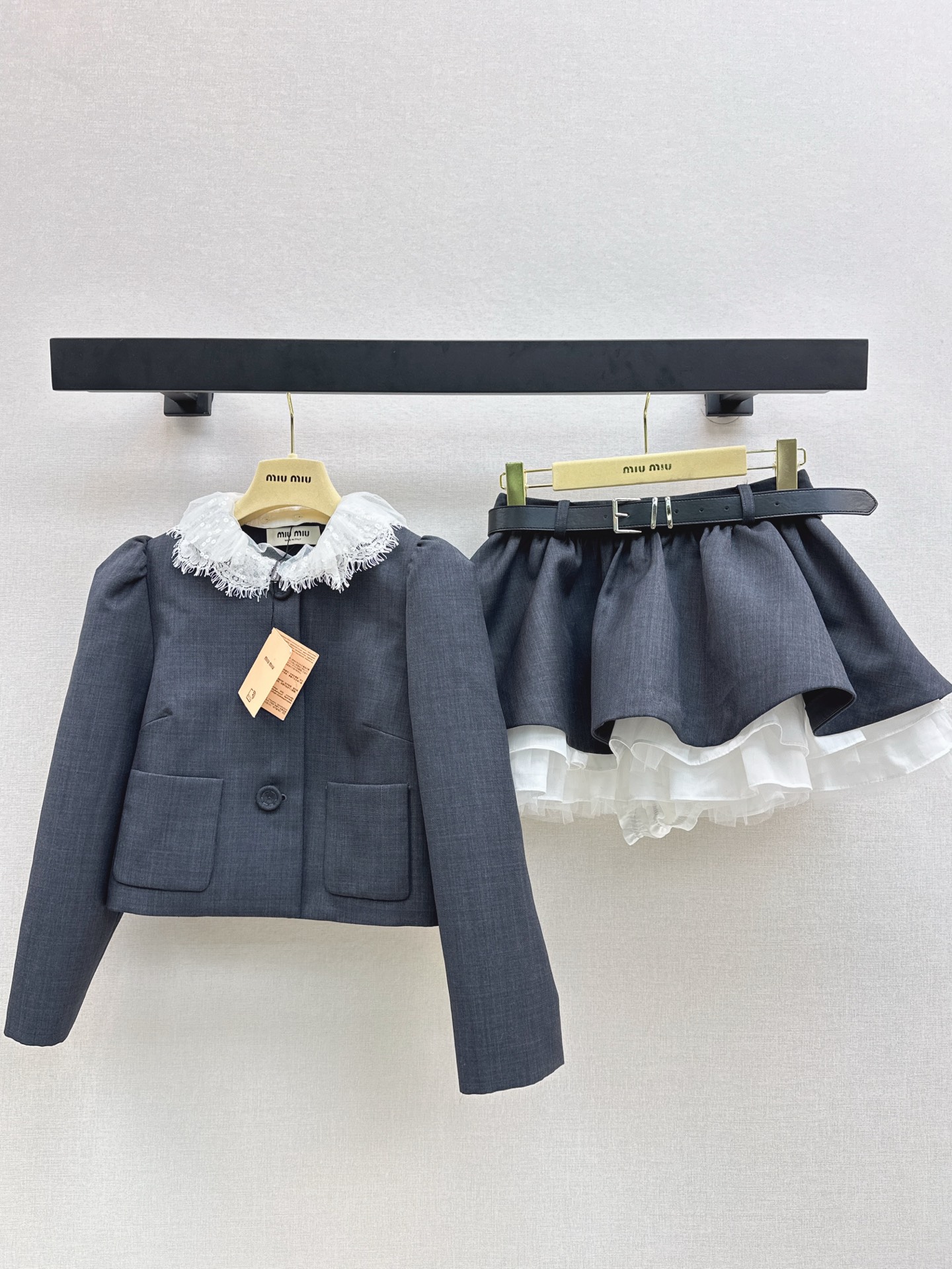 NO:535320,Miu 25Ss———The latest autumn and winter style suit lace sequin lace collar doll small jacket + belt puffy short skirt. A set of upper body makes the legs look longer visually. The inner shorts are lined with design to prevent exposure. The doll collar spliced ​​lace embellishment makes the overall look sweeter and more detailed. Whether it is commuting to work or on dates and shopping, it is full of return rate. One-color split development. SML is available for sale in stock, Miumiu, skirts, shorts, jackets & coats, alexander wang19860909外套半裙Miu 25Ss————秋冬最新款千金风套装蕾丝亮片花边领娃娃款小外套+腰带蓬蓬短款小半裙 一套上身视觉感上特别显腿长 内里有短裤内衬设计防走光 娃娃领拼接蕾丝点缀让整体更显甜美又不失细节感 无论是上班通勤或者约会逛街都是满满回头率 一色分开发 现货发售sml,,miumiu,skirts,shorts,jackets & coats,alexander wang,Women's clothing