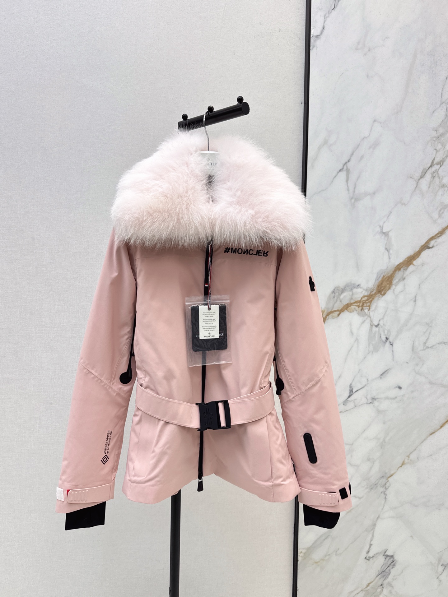 NO:535318,With dust bag MC 25Ss———The latest classic Celac short waist down ski suit in autumn and winter, customization is super invincible, imported Finnish fox big fur collar, genuine developed hardware accessories, all details are handled in place, back logo webbing waist perfect style, excellent upper body effect, versatile and fashionable and handsome, national standard 00 imported velvet filling, counter original memory silk fabric is excellent texture, warm and refuse to be bloated, three colors 0/1/2,, down jacket, alexander wang19860909配防尘袋MC 25Ss———秋冬最新款经典Celac短款收腰羽绒滑雪服 定制超级无敌 进口芬兰狐狸大毛领 正品开发五金配件所有细节处理全面到位 后背logo织带收腰完美版型 上身效果超赞 百搭时髦又帅气 国标00进口绒填充 专柜原版记忆丝面料质感超赞 保暖拒绝臃肿 三色0/1/2,,down jacket,alexander wang,Women's clothing