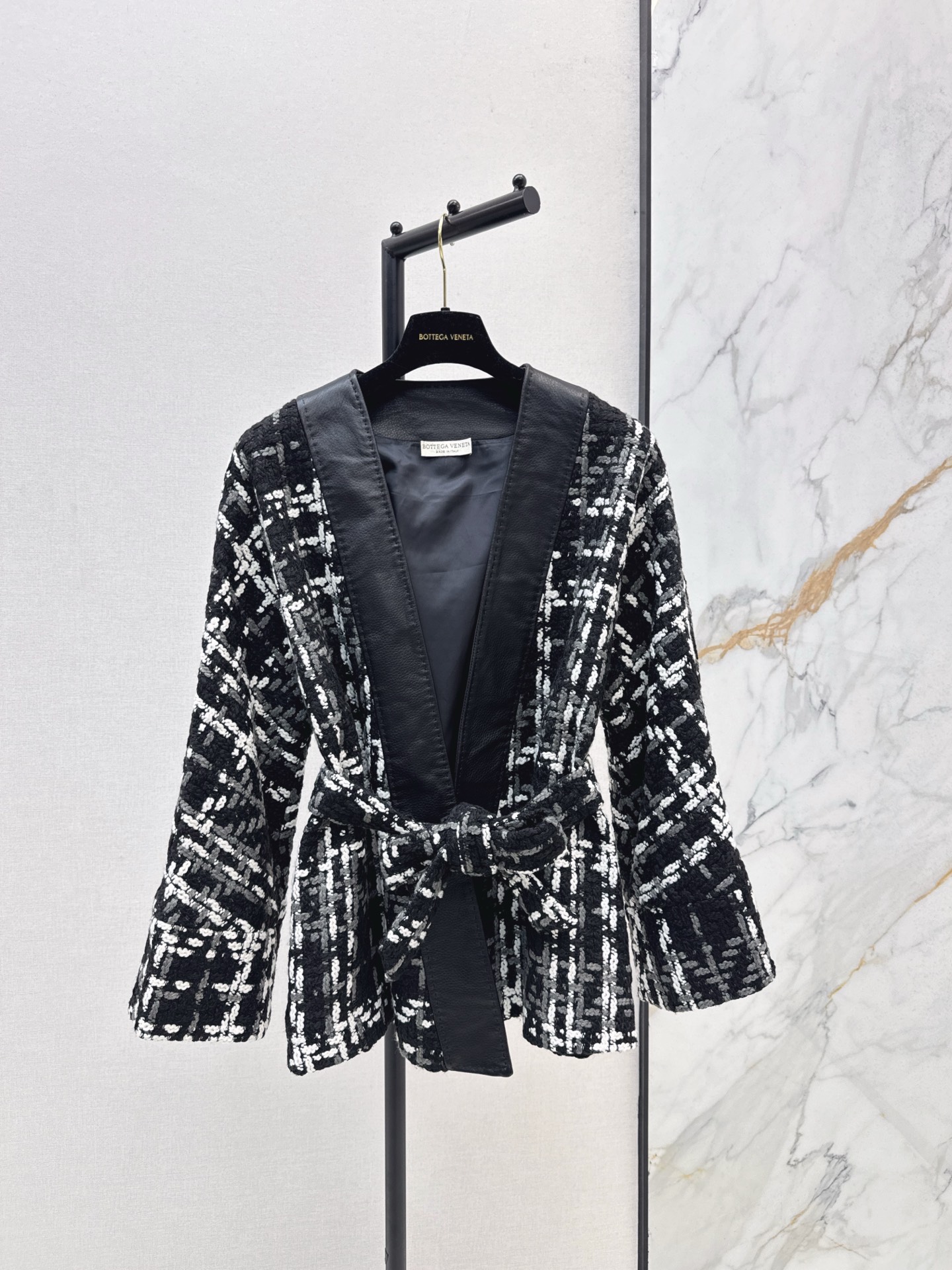 NO:535314,Recommended single models Bv 25Ss———The latest autumn and winter genuine leather edge decorative braided coarse woven coat with beautiful high-end braided fabric + lambskin edges. The real thing is super beautiful. The three-dimensional texture is full of exquisiteness. The upper body has a noble temperament. The practical wear is high and the appearance is higher. French celebrity style is elegant and high-end. A must-have for rich families. Three colors are available for sale in stock. Two sm, bottega veneta, jackets & coats, sheepskin, alexander wang19860909爆单款推荐 Bv 25Ss————秋冬最新款真皮边装饰编织粗纺外套绝美高级编织面料+小羊皮包边 实物超美 立体肌理感精致感满满 上身自带一种高贵气质 实穿度高颜值也更高 法式名媛风优雅又高级 富家千金必备 三色现货发售sm两个,,bottega veneta,jackets & coats,sheepskin,alexander wang,Women's clothing