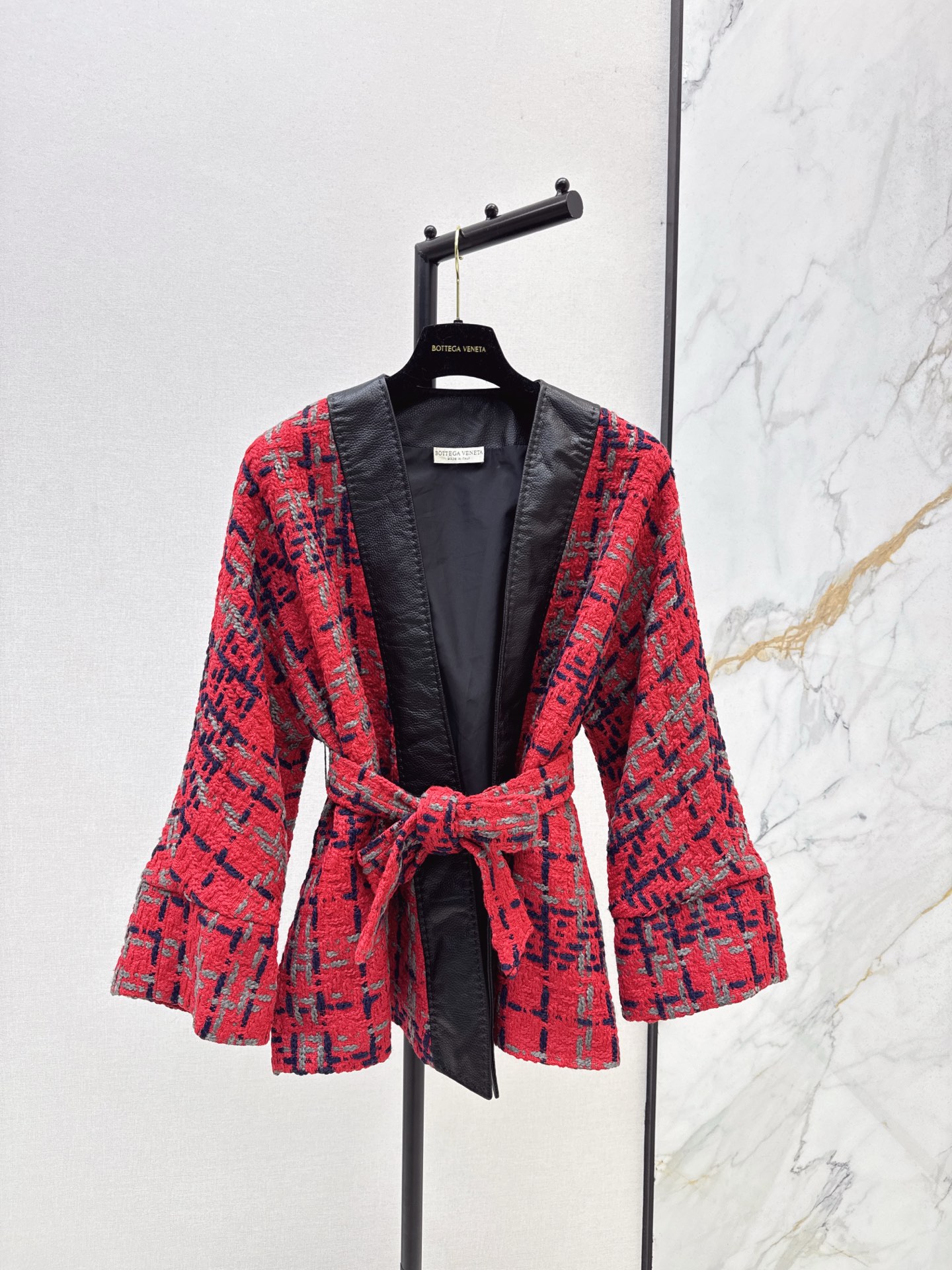 NO:535311,Recommended single model Bv 25Ss———The latest autumn and winter genuine leather edge decorative braided coarse woven coat with beautiful high-end braided fabric + lambskin edge. The real thing is super beautiful. The three-dimensional texture is full of exquisiteness. The upper body has a noble temperament. The practical wear is high and the appearance is higher. French celebrity style is elegant and high-end. A must-have for rich families. Three-color spot-on sm two codes, bottega veneta, jackets & coats, sheepskin, alexander wang19860909爆单款推荐 Bv 25Ss————秋冬最新款真皮边装饰编织粗纺外套绝美高级编织面料+小羊皮包边 实物超美 立体肌理感精致感满满 上身自带一种高贵气质 实穿度高颜值也更高 法式名媛风优雅又高级 富家千金必备 三色现货发售sm两个码,,bottega veneta,jackets & coats,sheepskin,alexander wang,Women's clothing