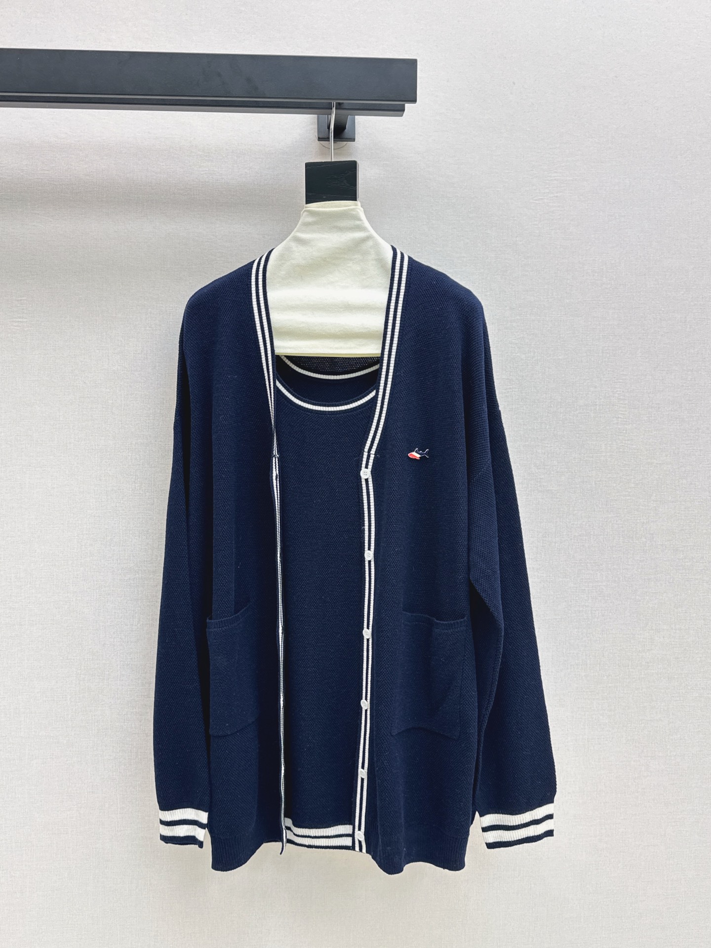 NO:535307,TB 25Ss—————The latest knitted two-piece sleeveless slim long vest + V-neck knitted cardigan in early autumn. I really love it. The exquisite atmosphere is lazy. The imported loom is super texture. It is very eye-catching no matter how you match it. Selected wool knitted fabrics are fluffy and warm. A set of three colors are available for sale in stock. Alexander wang19860909TB 25Ss————早秋最新款针织两件套无袖修身长款背心+V领针织开衫 真的很爱 精致氛围慵懒感 进口织机质感超棒 怎么搭配都很吸睛 精选羊毛针织面料蓬松暖糯 一套出 三色现货发售sml,,alexander wang,Women's clothing