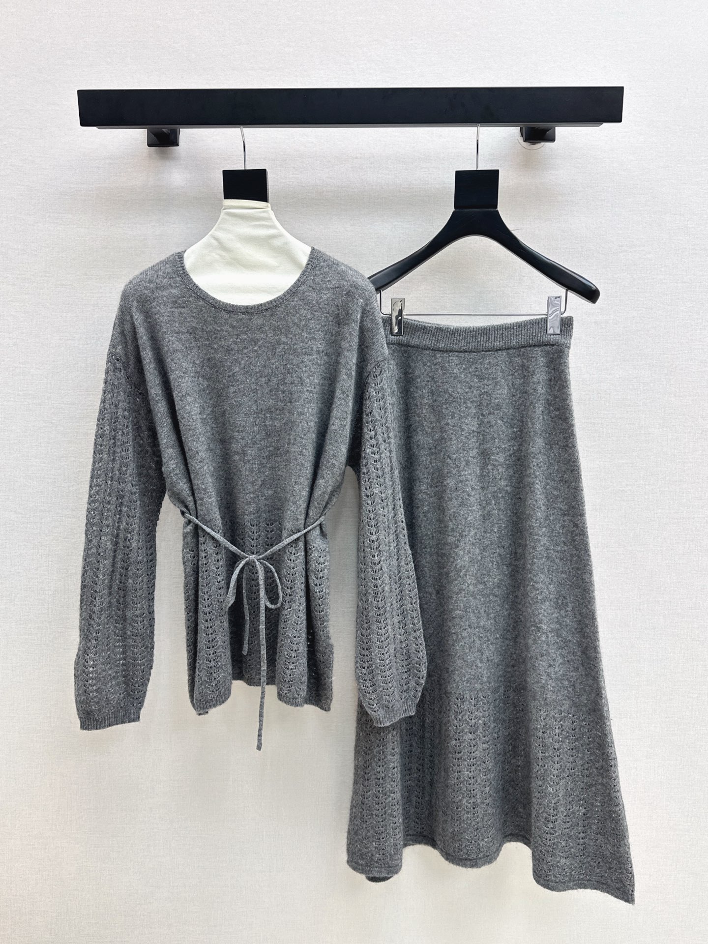 NO:535302,Max 25Ss———The latest lazy style suit for early autumn, spliced ​​hollow craft round neck belt sweater + elastic waist skirt, exquisite beauty, overall feeling, special simple and elegant, one set matches you with a gentle, beautiful and charming feeling, the color and style are impeccable, the must-have set looks good no matter how you match it, the fabric is of a unique texture, custom wool fabric, the details are very good, one set is out, two colors are on sale in stock, sml, skirts, sweaters, alexander wang19860909Max 25Ss———早秋最新款慵懒风套装  拼接镂空工艺圆领腰带毛衣+松紧腰半裙 精致美感 整体给人感觉特别的简约大气 一套搭配起来给你人一种温柔美丽动人的感觉 颜色跟版型都无可挑剔 懒人必备一套怎么搭都好看 面料质感一绝 采用的是定制羊毛面料 细节很到位 一套出 两色现货发售sml,,skirts,sweaters,alexander wang,Women's clothing