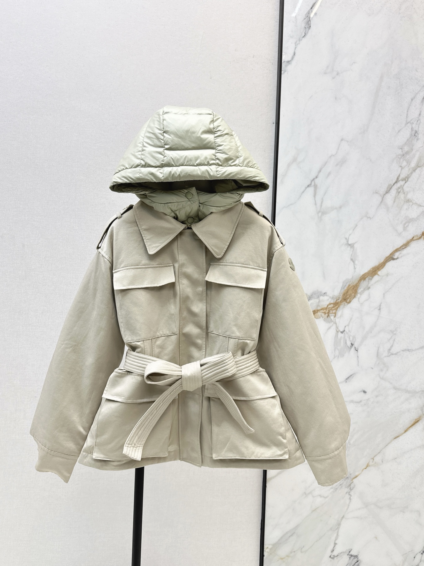 NO:535282,With dust bag Mc 25SS———The latest workwear style fake two-piece hooded waist down jacket jacket jacket original custom linen fabric texture soft and delicate, the lapel waist-hugging style is casual and handsome and casual, the national standard 90 white goose down velvet filling, lightweight and warm and comfortable, the hat is removable, the custom hardware is full of details, a must-have matching artifact for winter, two colors are available for sale in stock, sml, jackets & coats, jackets & coats, down jacket, hats, alexander wang19860909配防尘袋Mc 25SS———秋冬最新款工装风假两件连帽收腰羽绒服夹克外套 原版定制亚麻面料质感柔软细腻超赞 翻领收腰版型休闲帅气随性搭配超时髦 国标90白鹅绒填充 轻盈保暖又舒适 帽子可拆卸 定制五金件配套细节感满满 冬日必备的搭配神器 两色现货发售sml,,jackets & coats,jackets & coats,down jacket,hats,alexander wang,Women's clothing