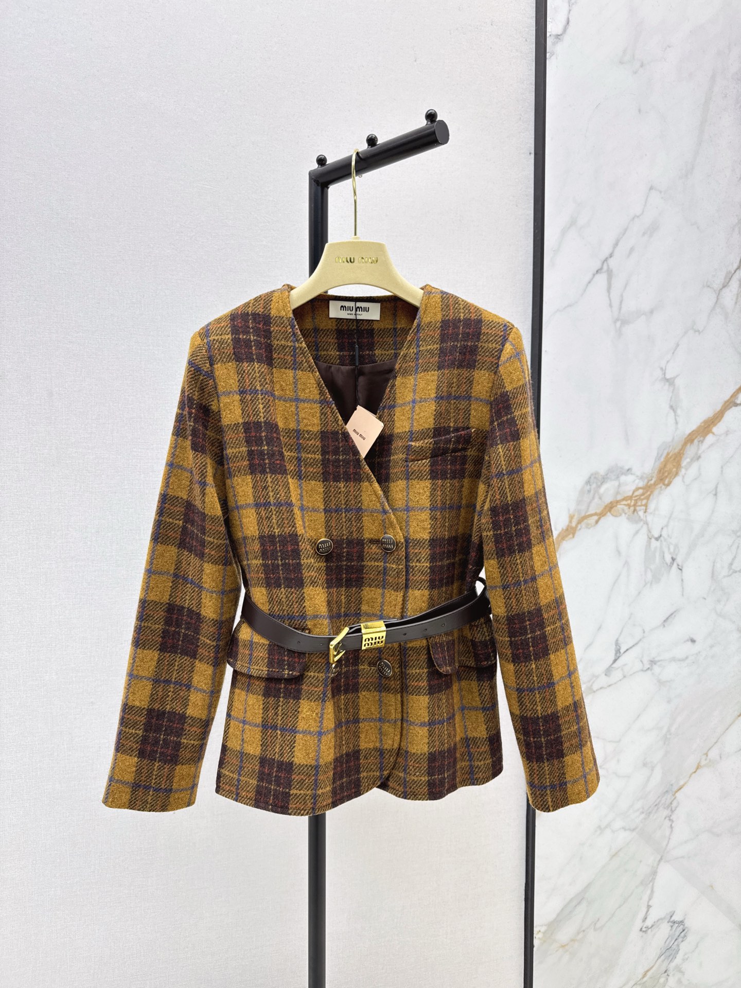 NO:535277,Retro temperament Miu 25Ss———The latest wool vintage plaid jacket in autumn and winter, with a retro fashionable feel. The style is H tailoring design + belt decoration. All figures are easy to control and look taller easily. It is OK to match pants or skirts. SML is available in stock, Miumiu, skirts, jackets & coats, alexander wang19860909复古气质 Miu 25Ss————秋冬最新款羊毛复古格纹外套 自带复古的时髦感 版型是H剪裁设计 +腰带装饰 各种身材都很好驾驭 轻松显高 搭配裤子或者半裙都OK 一色现货发售sml,,miumiu,skirts,jackets & coats,alexander wang,Women's clothing