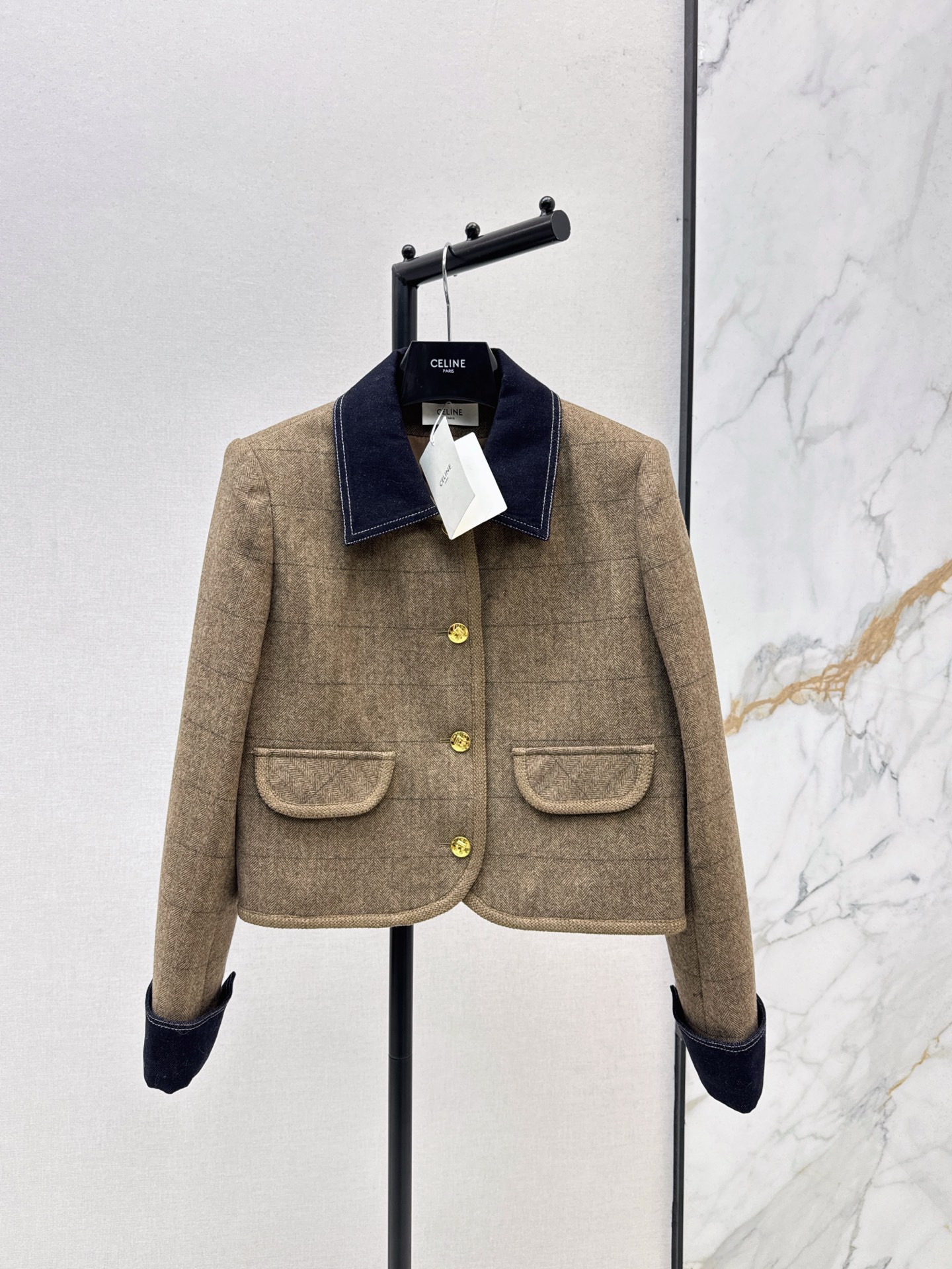 NO:535316,High-end outfit Ce 25Ss———The latest contrasting denim splicing design short jacket in autumn and winter Customized high-end herringbone fabric wool content and warm performance Up~ Super white skin color, a whole temperament Look high-end elegant Short style is not picky for people to wear, small people can also feel at ease to buy one color on the spot sml, Jackets & coats, alexander wang19860909高级感穿搭 Ce 25Ss————秋冬最新款撞色牛仔拼接设计小短款外套 定制的高级人字纹面料 羊毛含量保暖性能Up～ 超显肤色白 一整个气质感Look 高级优雅 短款版型不挑人穿 小个子也放心入 一色现货发售sml,,jackets & coats,alexander wang,Women's clothing