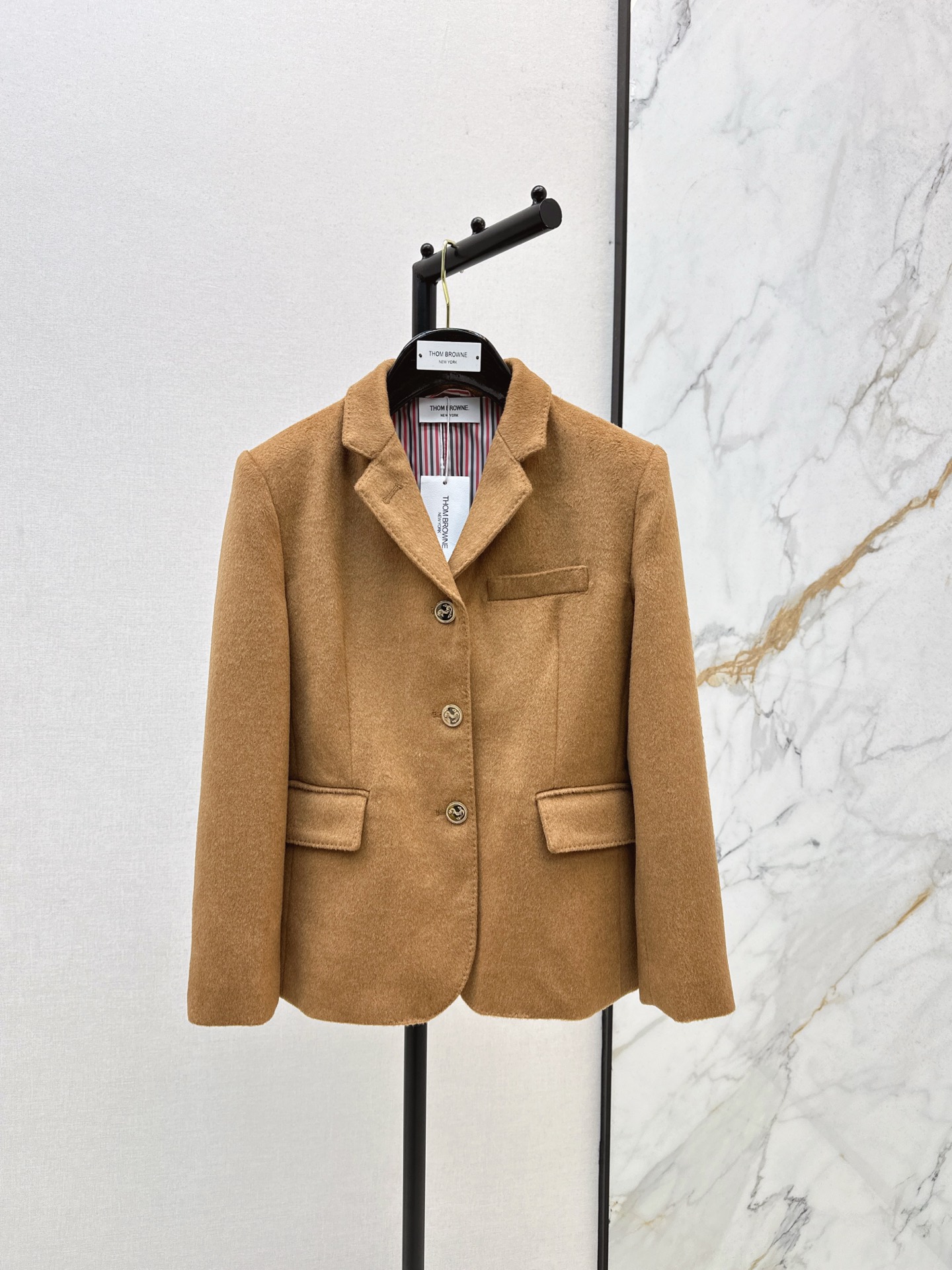 NO:535313,TB 25Ss———The latest gold buckle wool suit jacket in autumn and winter, classic three-color striped elements lining + three-color webbing decorative details Up~~ Three-dimensional tailoring, natural waist-hugging style, not picky, upper body can be sweet or salty, college-style girlish temperament Imported wool fabric, excellent texture, one-color spot on sale sml,, jackets & coats, business suit, alexander wang19860909TB 25Ss———秋冬最新款金扣毛呢西装外套经典三色条纹元素里衬+三色织带装饰细节感Up～～ 立体剪裁自然收腰版型不挑人 上身可甜可盐学院风少女气质 进口毛呢面料 质感超赞 一色现货发售sml,,jackets & coats,business suit,alexander wang,Women's clothing