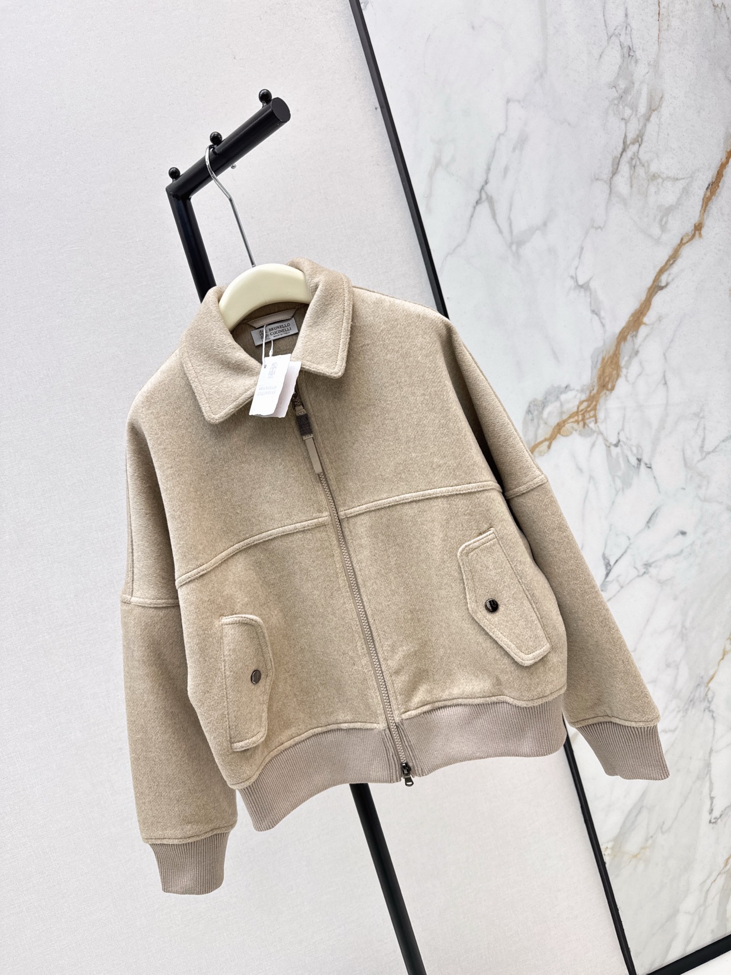 NO:535310,High-end minimalist style outfit Bc 25Ss———The latest wool casual baseball uniform jacket for autumn and winter, Italian elegant minimalist style outfit, high-quality wool woolen fabric, thick texture, warmth, loose baseball uniform jacket style cut, a whole casual and relaxing look~ One color spot on sale sml,, jackets & coats, jackets & coats, alexander wang19860909高级极简风穿搭 Bc 25Ss————秋冬最新款毛呢休闲棒球服外套意式优雅极简风穿搭 高品质羊毛呢面料 厚实质感保暖加分 宽松棒球服夹克版型剪裁 一整个休闲放松的Look～ 一色现货发售sml,,jackets & coats,jackets & coats,alexander wang,Women's clothing