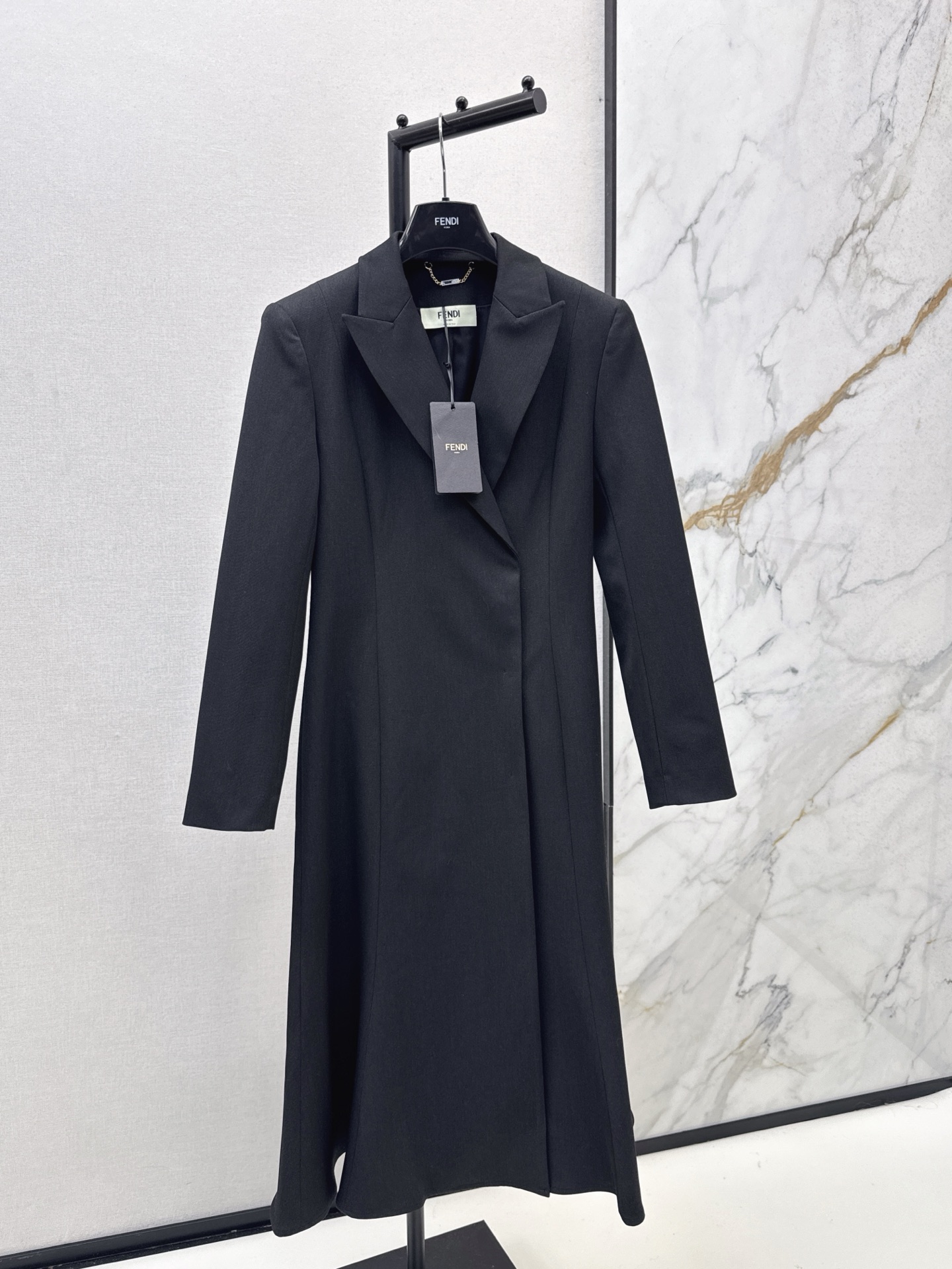 NO:535306,Exclusive first release FD 25Ss———The latest versatile black long suit coat jacket and the suit collar of the suit collar collar collar collar collar creates a high-quality texture. The neat tailoring outlines the graceful figure. Classic tones show the calm aura. Whether it is a workplace commuting or a dinner party, you can become the focus of elegance and strength in every moment. One-color spot sale sml, jackets & coats, business suit, alexander wang19860909独家首发 FD 25Ss————秋冬最新款百搭黑色系长款西装大衣外套西装领的干练与荷叶边大摆的优雅碰撞出高级质感 利落剪裁勾勒曼妙身姿 经典色调尽显从容气场 无论是职场通勤还是晚宴赴约 都能让你在每一个瞬间 成为优雅与实力并存的焦点 一色现货发售sml,,jackets & coats,business suit,alexander wang,Women's clothing