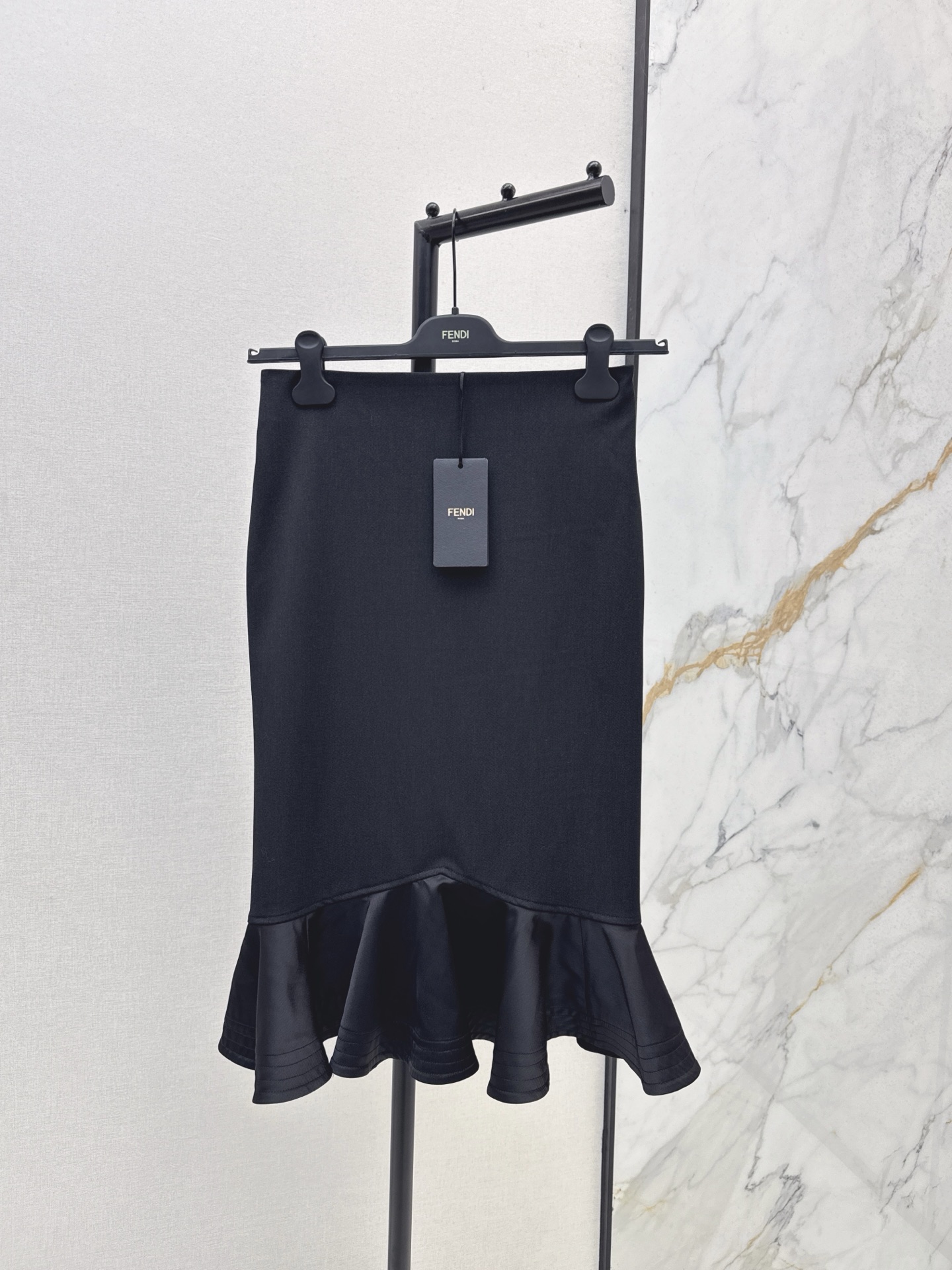 NO:535296,Exclusive first launch FD 25Ss———The latest versatile black high-waisted fishtail skirt with high waist ruffle skirt in autumn and winter. The fabrics of the two collided to create a high-quality texture. The neat tailoring outlines the graceful figure. Classic tones show the calm aura. Whether it is a workplace commuter or a dinner party, you can become the focus of elegance and strength in every moment. One-sex spot sml, skirts, alexander wang19860909独家首发 FD 25Ss————秋冬最新款百搭黑色系高腰鱼尾半裙高腰荷叶边裙摆的优雅 两者面料拼接碰撞出高级质感 利落剪裁勾勒曼妙身姿 经典色调尽显从容气场 无论是职场通勤还是晚宴赴约 都能让你在每一个瞬间 成为优雅与实力并存的焦点 一色现货发售sml,,skirts,alexander wang,Women's clothing