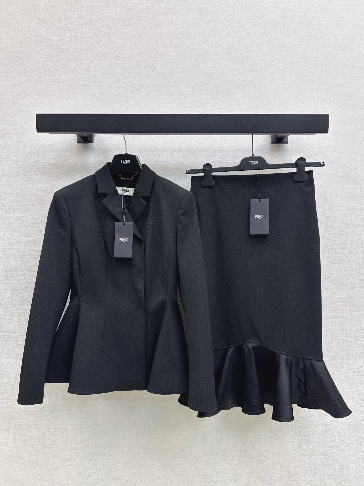 NO:535291,Exclusive first release FD 25Ss———The latest versatile black short blazer suit collar and the elegance of the ruffled sway collar create a high-end texture. The neat cut out the graceful figure. The classic tone shows the calm aura. Whether it is a workplace commuter or a dinner party, you can become the focus of elegance and strength in every moment. One-size spot sml, Jackets & coats, business suit, alexander wang19860909独家首发 FD 25Ss————秋冬最新款百搭黑色系短款西装外套西装领的干练与荷叶边大摆的优雅碰撞出高级质感 利落剪裁勾勒曼妙身姿 经典色调尽显从容气场 无论是职场通勤还是晚宴赴约 都能让你在每一个瞬间 成为优雅与实力并存的焦点 一色现货发售sml,,jackets & coats,business suit,alexander wang,Women's clothing