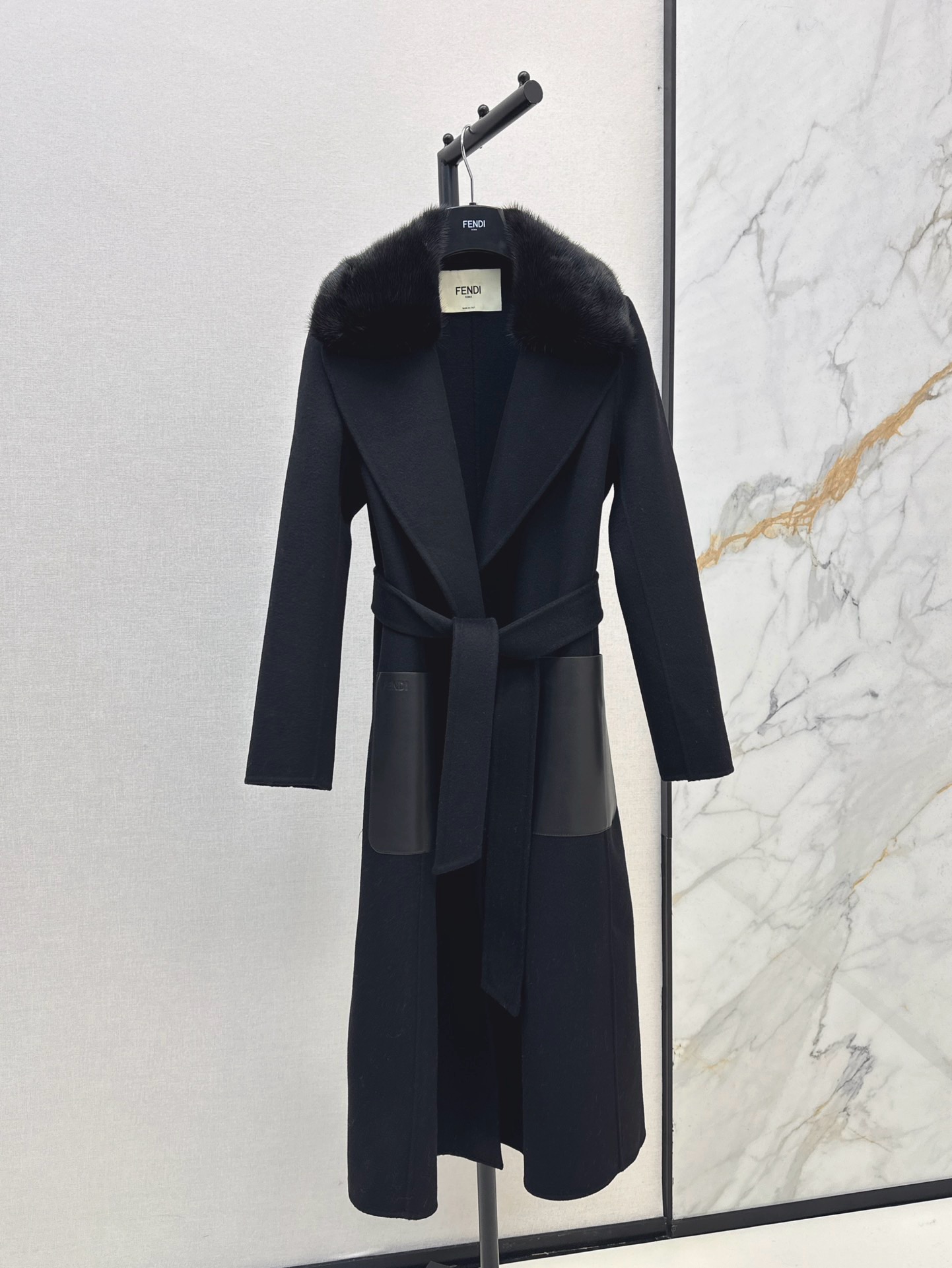 NO:536395,Exclusive first release with dust bag FD 25Ss———The latest classic mink fur collar handmade coat in autumn and winter. Must-have series for everyone. Customer orders are popular~~ Must-in!  Original custom imported small female sable big wool collar, the wool collar is removable, customer-supplied imported cashmere wool fabric, quite wide and stylish, original custom letter embossed oil-edged leather pocket, 3D three-dimensional tailoring perfect upper body, huge slim, clean and neat to create a grand and elegant sense of high-end. SML is available in stock,,alexander wang19860909配防尘袋独家首发 FD 25Ss————秋冬最新款经典水貂毛领手工大衣 人手必备系列 客订爆单款～～必入！原版定制进口小母貂大毛领 毛领可拆卸 客供进口羊绒羊毛面料 挺阔有型 原版定制字母压花油边真皮口袋 3D立体剪裁完美版型上身巨显瘦 干净利落打造大气优雅的高级感 一色现货发售sml,,alexander wang,Women's clothing