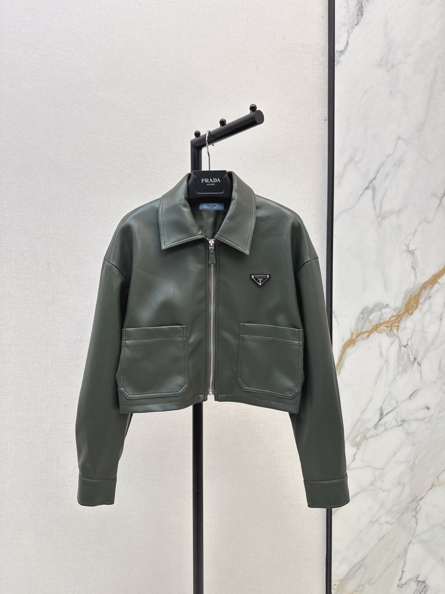 NO:536428,PD 25Ss———The latest PU protein leather lapel jacket in autumn and winter, fashionable and handsome items ~ Very unique taste and personality, classic style design is simple and elegant, unique craftsmanship, more exquisite and delicate, two colors are available in stock sml,, jackets & coats, jackets & coats, alexander wang19860909PD 25Ss————秋冬最新款PU蛋白皮翻领夹克外套时尚帅气单品 ～很独特的品味与个性经典款版型设计简洁而优雅 独特的工艺 多了一份精致与细腻 两色现货发售sml,,jackets & coats,jackets & coats,alexander wang,Women's clothing