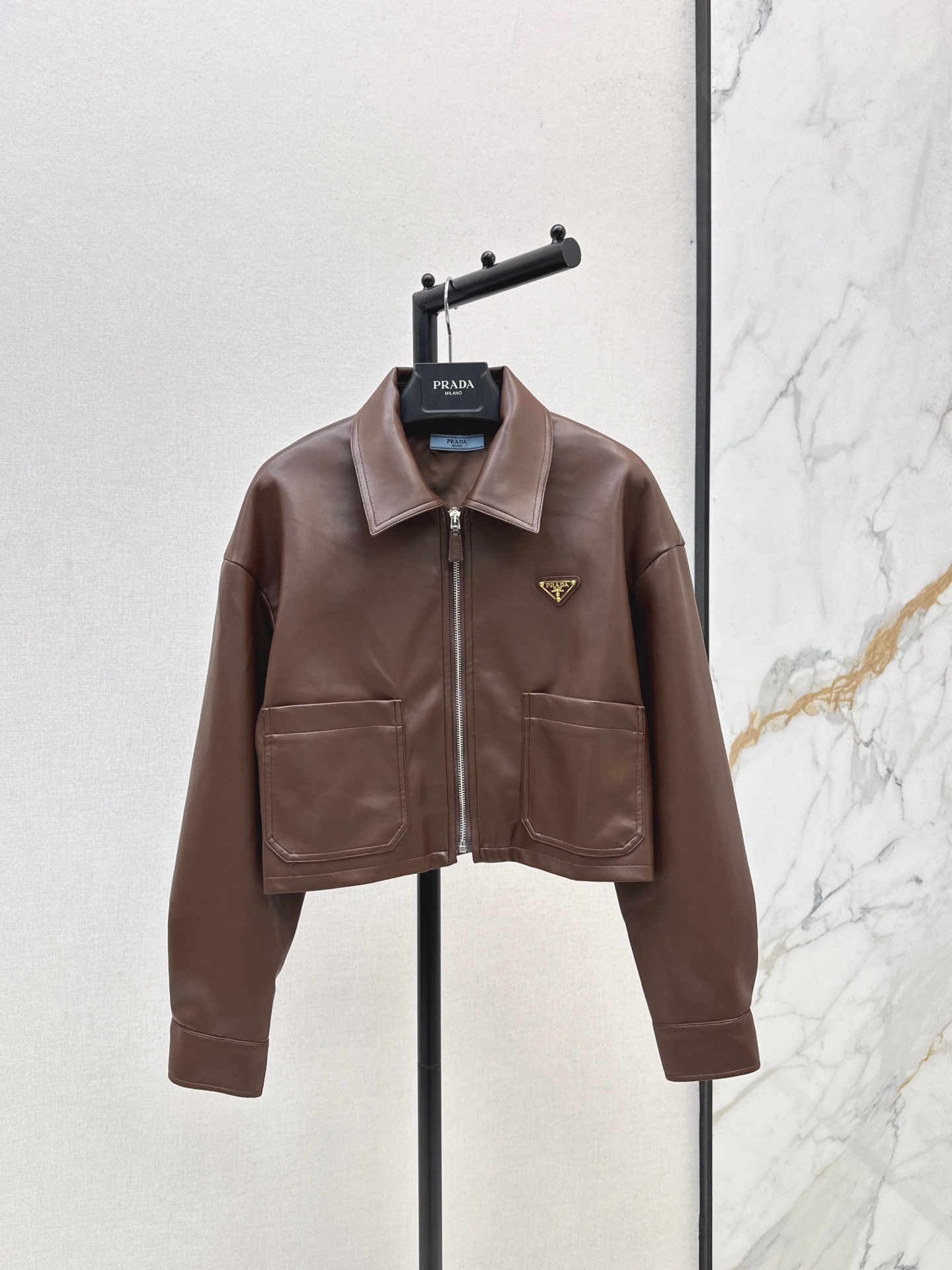 NO:536423,PD 25Ss———The latest PU protein leather lapel jacket in autumn and winter, fashionable and handsome items ~ Very unique taste and personality, classic style design is simple and elegant, unique craftsmanship, more exquisite and delicate, two colors are available in stock sml,, jackets & coats, jackets & coats, alexander wang19860909PD 25Ss————秋冬最新款PU蛋白皮翻领夹克外套时尚帅气单品 ～很独特的品味与个性经典款版型设计简洁而优雅 独特的工艺 多了一份精致与细腻 两色现货发售sml,,jackets & coats,jackets & coats,alexander wang,Women's clothing