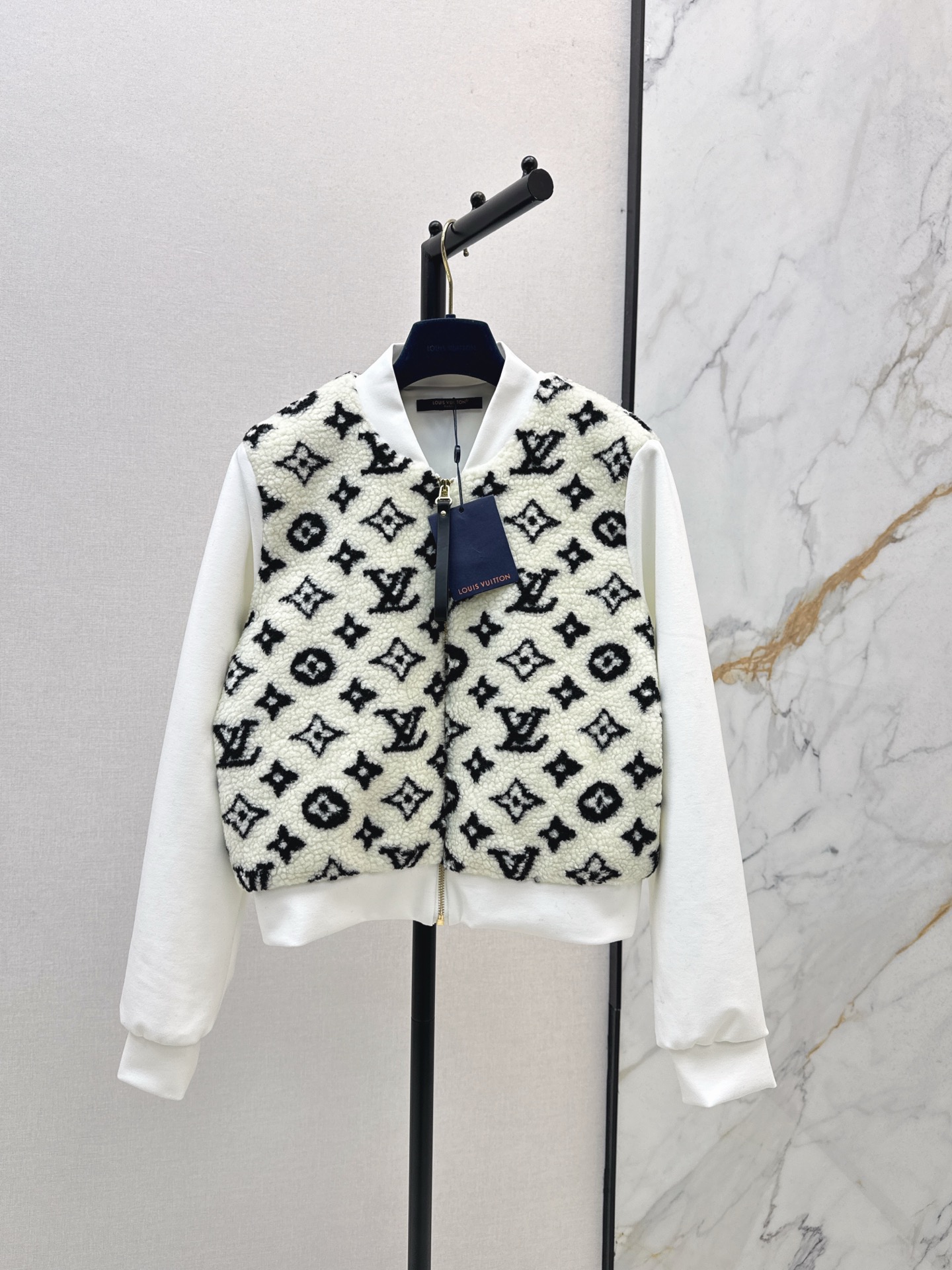 NO:536418,L Home 25Ss———The latest logo of autumn and winter presbyterian spliced ​​stand collar baseball uniform jacket with comfortable touch environmentally friendly lamb fur + presbyterian pattern fits comfort and fashionable dual needs to be integrated into every daily outfit. Two colors are available for sale in stock. sml, louis vuitton, jackets & coats, alexander wang19860909L家 25Ss————秋冬最新款logo老花拼接立领棒球服外套手感舒适的环保羊羔毛 +老花图案 贴合舒适与时髦的双需求能融入每个日常的穿搭 两色现货发售sml,,louis vuitton,jackets & coats,alexander wang,Women's clothing