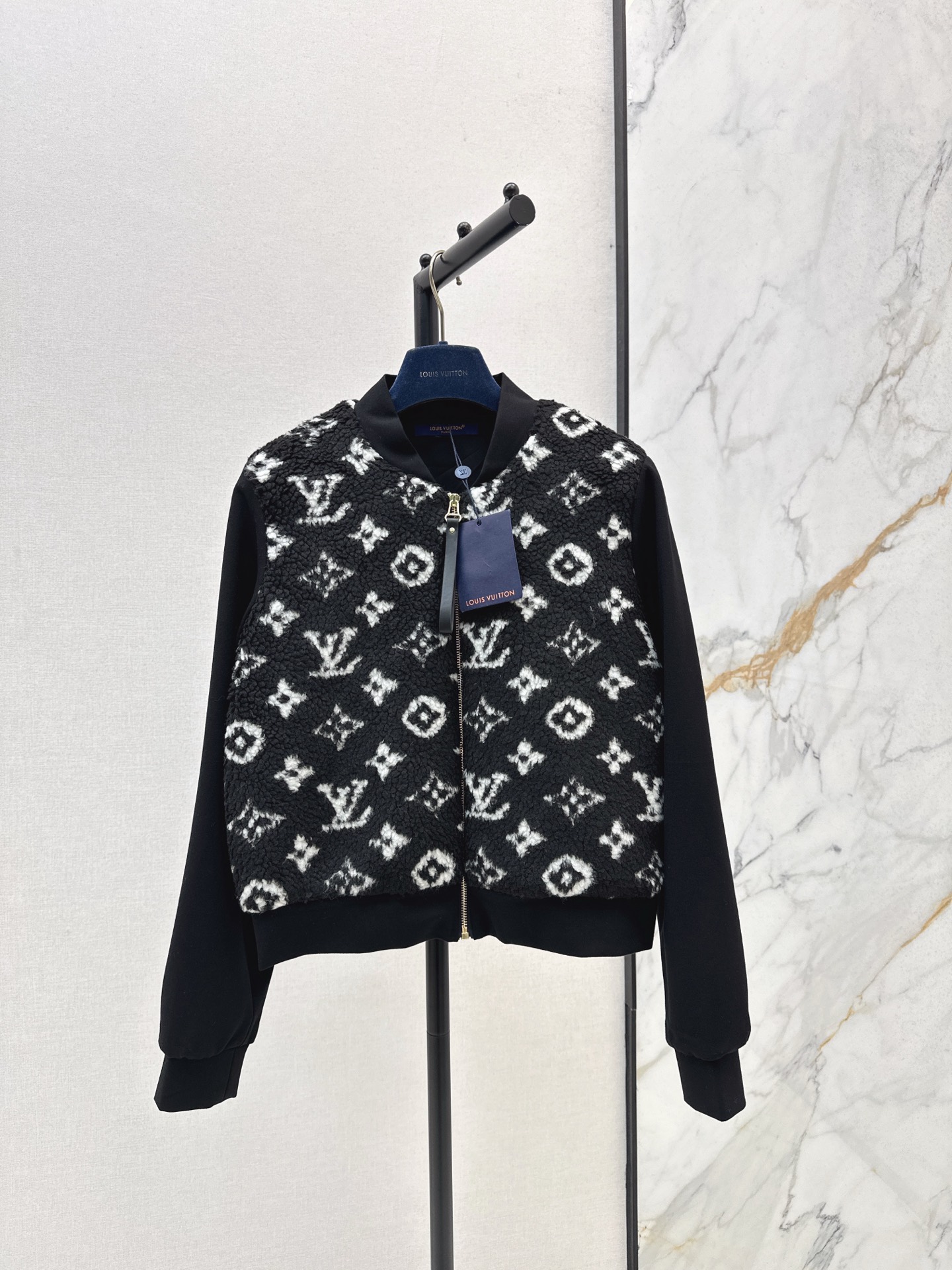 NO:536413,L Home 25Ss———The latest logo of autumn and winter presbyterian spliced ​​stand collar baseball uniform jacket with comfortable touch environmentally friendly lamb fur + presbyterian pattern fits comfort and fashionable dual needs to be integrated into every daily outfit. Two colors are available for sale in stock. sml, louis vuitton, jackets & coats, alexander wang19860909L家 25Ss————秋冬最新款logo老花拼接立领棒球服外套手感舒适的环保羊羔毛 +老花图案 贴合舒适与时髦的双需求能融入每个日常的穿搭 两色现货发售sml,,louis vuitton,jackets & coats,alexander wang,Women's clothing