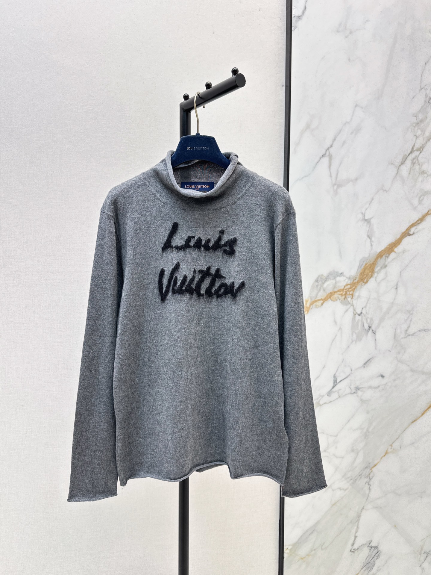 NO:536403,L Home 25Ss————The latest in autumn and winter inlay letter knit sweater custom wool yarn woven. High-quality texture, comfortable and soft. Round neck straight shoulder sweater style. More design sense. The edges are decorated with natural curly to show high-end tone. The regular style does not pick on the figure and age. The outfit is casual and fashionable. Three colors are available for sale in stock., louis vuitton, sweaters, alexander wang19860909L家 25Ss————秋冬最新款嵌花字母针织衫定制羊毛纱线织造 质感高级 舒适柔软 圆领正肩毛衣版型 更具设计感 包边均以自然卷边修饰 彰显高级调性 常规版型不挑身材年龄 穿搭休闲时髦 三色现货发售sml,,louis vuitton,sweaters,alexander wang,Women's clothing