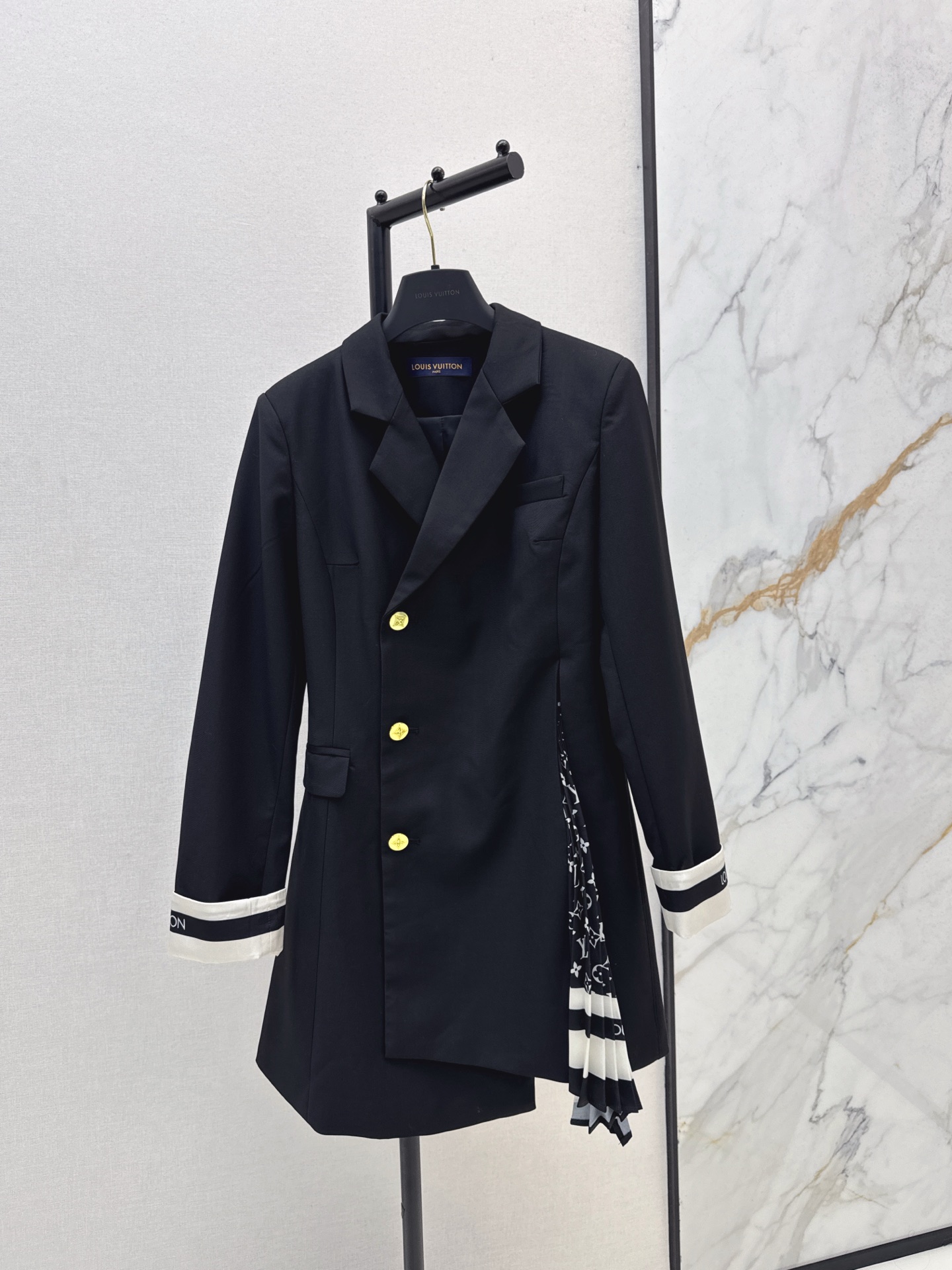 NO:536394,L Home 25Ss———The latest style of styling pleated skirt design suit dress in autumn and winter irregular design fashionable and low-key temperament and luxury high-end style versatile and not picky about people, workmanship quality depends on details, white and rich beauty must be purchased, one color is available in stock sml,,louis vuitton, skirts, business suit, alexander wang19860909L家 25Ss————秋冬最新款拼接压褶裙摆设计西装连衣裙 不规则设计 时髦低调 气质又奢华高级 版型百搭不挑人 做工品质看细节 白富美必入 一色现货发售sml,,louis vuitton,skirts,business suit,alexander wang,Women's clothing