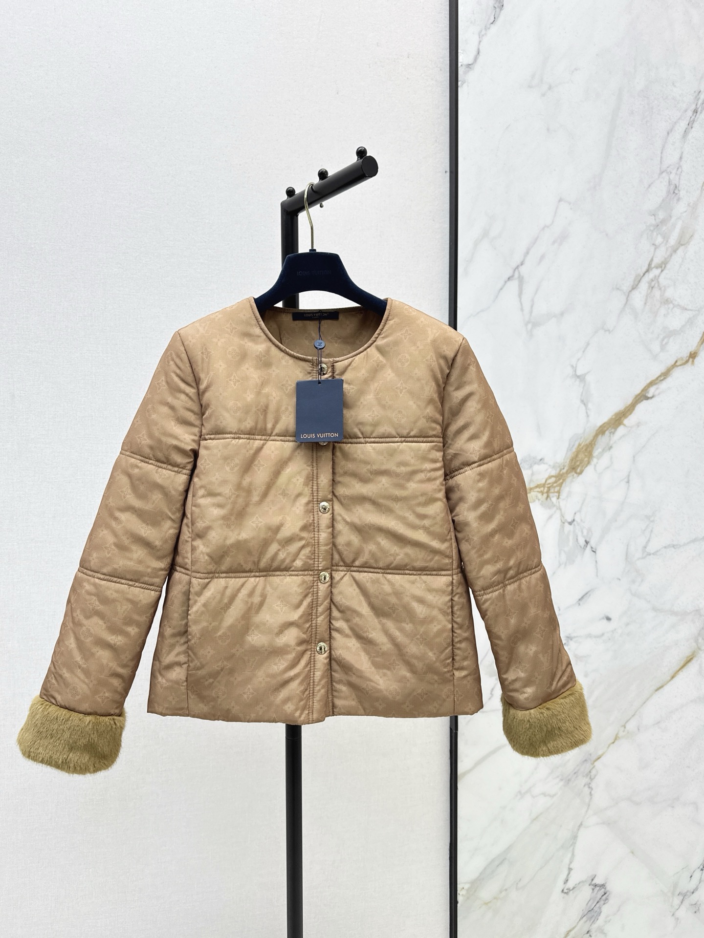 NO:536426,L Home 25Ss———The latest logo jacquard round-neck cotton jacket with comfortable feel, inner cotton clamp fits comfortably and fashionable, can be integrated into every daily outfit, one color is available for sale in stock, sml, louis vuitton, jackets & coats, alexander wang19860909L家 25Ss————秋冬最新款logo提花圆领棉服外套手感舒适 内里夹棉 贴合舒适与时髦的双需求能融入每个日常的穿搭 一色现货发售sml,,louis vuitton,jackets & coats,alexander wang,Women's clothing