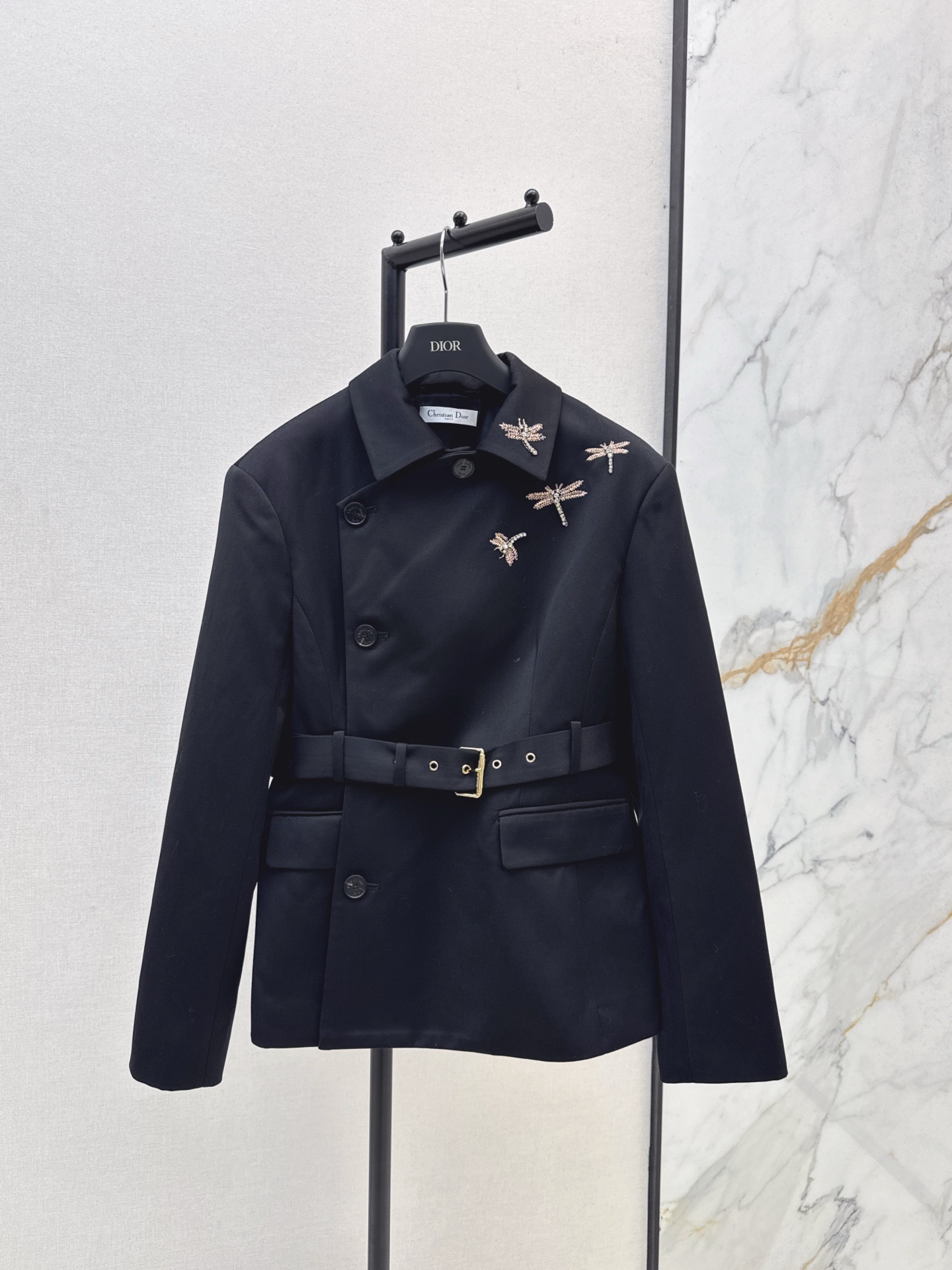 NO:536389,CD 25Ss———The latest embroidered diamond-inlaid dragonfly suit jacket in autumn and winter. Very high-end imported texture. Look carefully at the details. The upper body is very cool. Clean and elegant. Improve temperament~~Full according to the level of high-quality ready-to-wear. You can't help but love it. A must-have item for temperament. SML is available in stock. Jackets & coats, business suit, alexander wang19860909CD 25Ss————秋冬最新款刺绣镶钻蜻蜓西装外套 非常高级的进口质地 仔细看细节 上身非常飒 干净有品 提气质~~完全按照高定成衣水准 无法不爱 气质MM必入单品 一色现货发售sml,,jackets & coats,business suit,alexander wang,Women's clothing