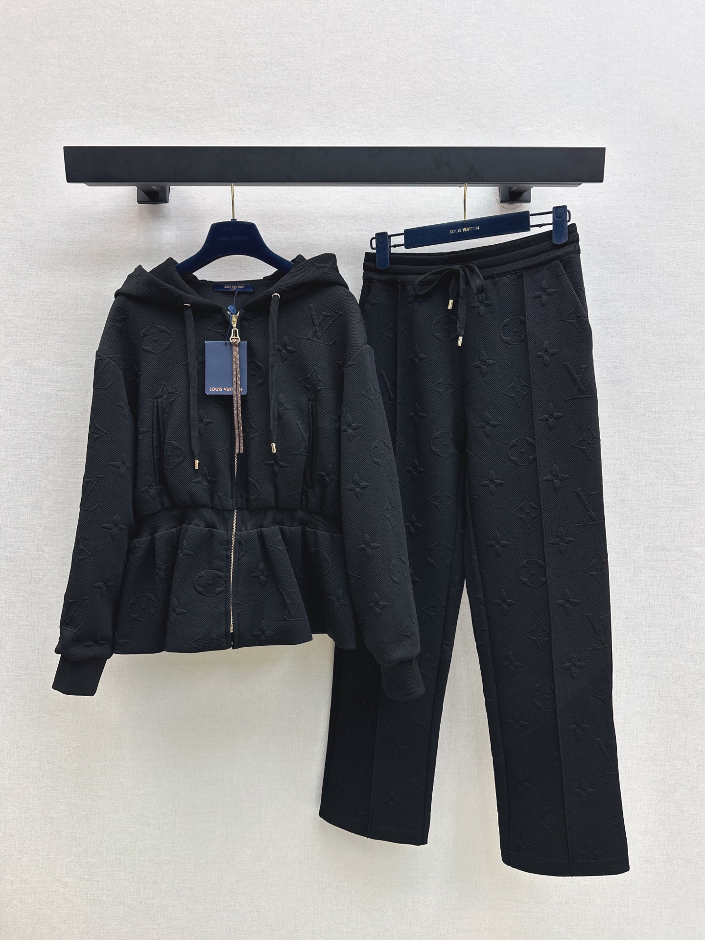 NO:536421,Jacket pants L home 25Ss———The latest letter embossed casual suit in autumn and winter, hooded zipper jacket + letter embossed casual pants, I understand the sense of luxury, full three-dimensional logo is low-key and luxurious oversize oversize, tolerate all body shapes, wear it, easy to grasp the lazy and luxurious style, everyday outing or niche outfits are very outstanding, it is a textured item that can make you stand out among the crowd, one-color split development, spot-on sml, versace, louis vuitton, jackets & coats, hats, alexander wang19860909外套裤L家 25Ss———秋冬最新款字母压纹休闲套装 连帽拉链外套+字母压纹休闲裤 太懂高级感了 满幅立体Logo低调又奢华oversize版型随性又时髦 包容各种身形 穿上它 轻松拿捏慵懒奢华风 日常出街或小众穿搭都很出彩 是能让你在人群中脱颖而出的质感单品 一色分开发 现货发售sml,,versace,louis vuitton,jackets & coats,hats,alexander wang,Women's clothing