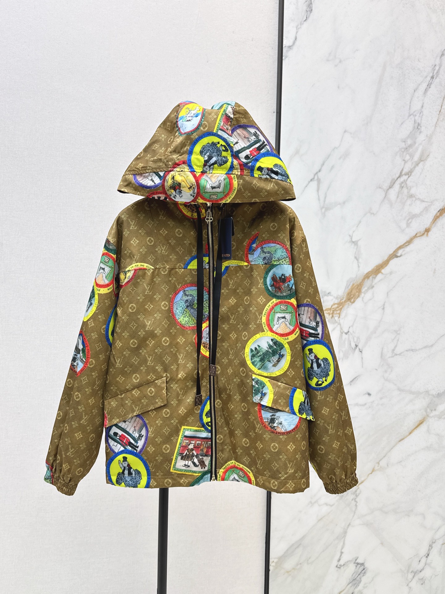 NO:536401,L Home 25Ss————The latest letter hooded jacket with autumn and winter is so design-like. Classic presbyterian flowers blend colorful global illustrations. Hooded design is casual and fashionable. The sense of trend and luxury can be easily controlled. It is a must-have eye-catching item for trendy people~ One-sex stock is available for sale in stock. Smlxl, louis vuitton, jackets & coats, jackets & coats, hats, alexander wang19860909L家 25Ss————秋冬最新款字母连帽夹克外套太有设计感了 经典老花融合多彩环球插画 连帽设计休闲又时髦 潮流与奢华感直接拉满 不管是街头风还是高奢风穿搭都能轻松驾驭 是潮人必备的吸睛单品～ 一色现货发售smlxl,,louis vuitton,jackets & coats,jackets & coats,hats,alexander wang,Women's clothing